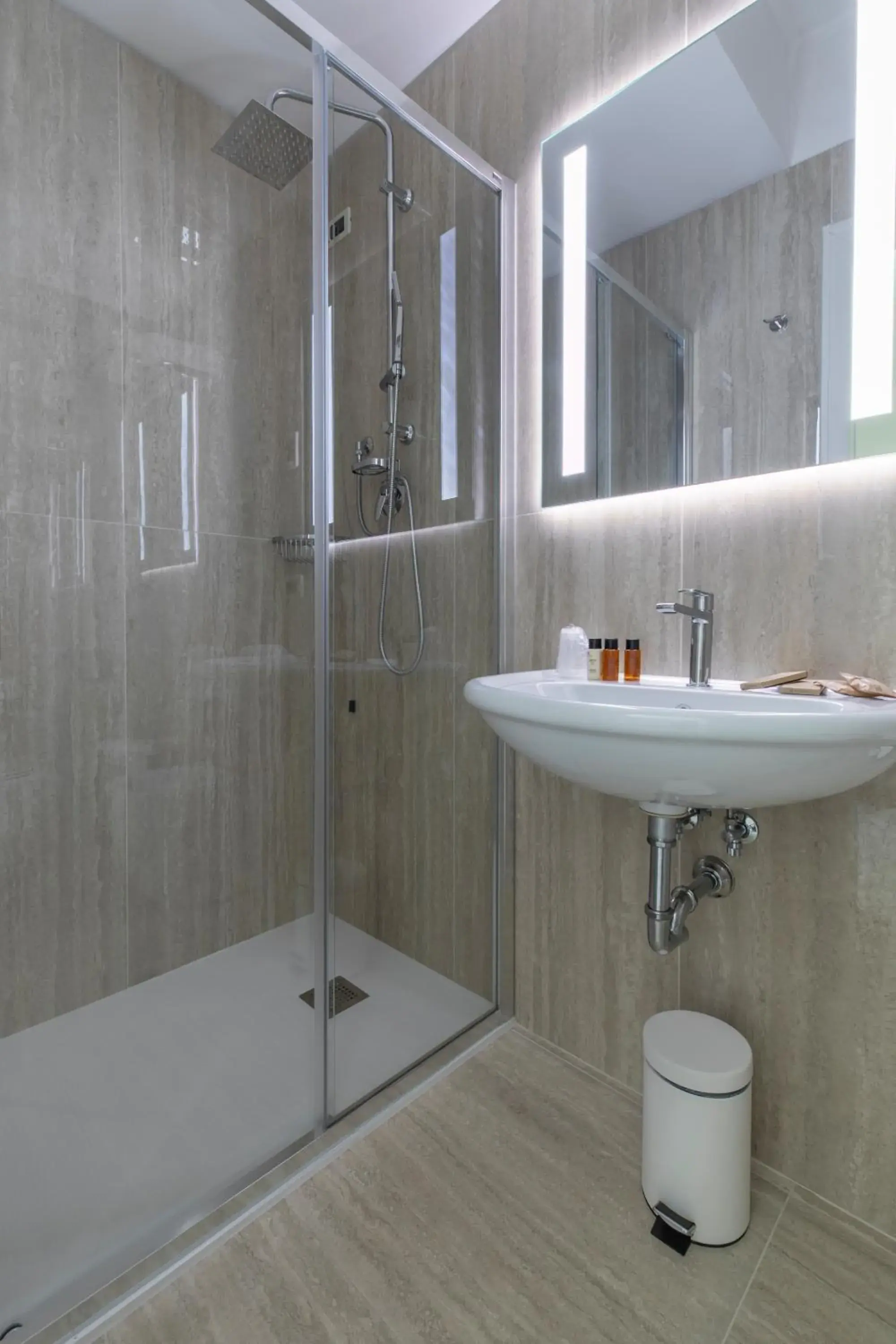 Shower, Bathroom in Hotel Gallia & Resort