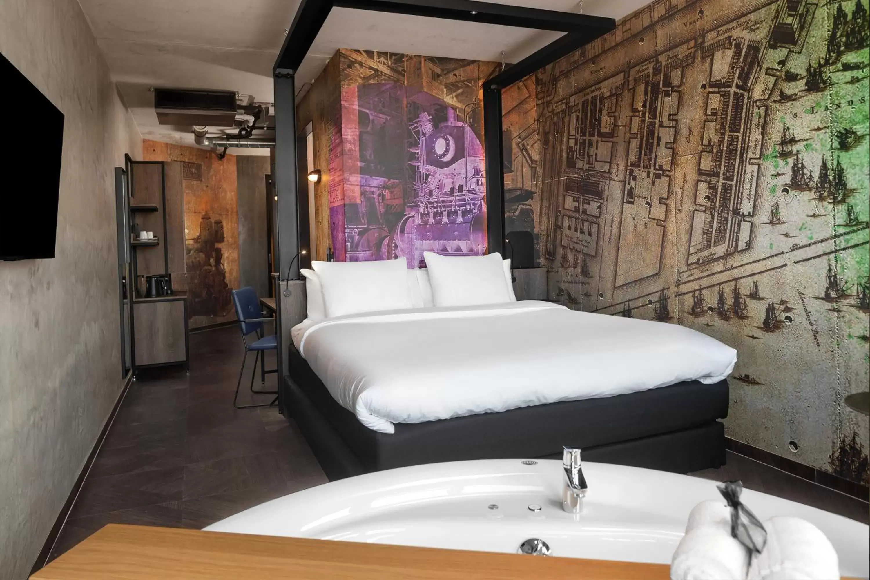 Bed, Bathroom in Inntel Hotels Amsterdam Landmark