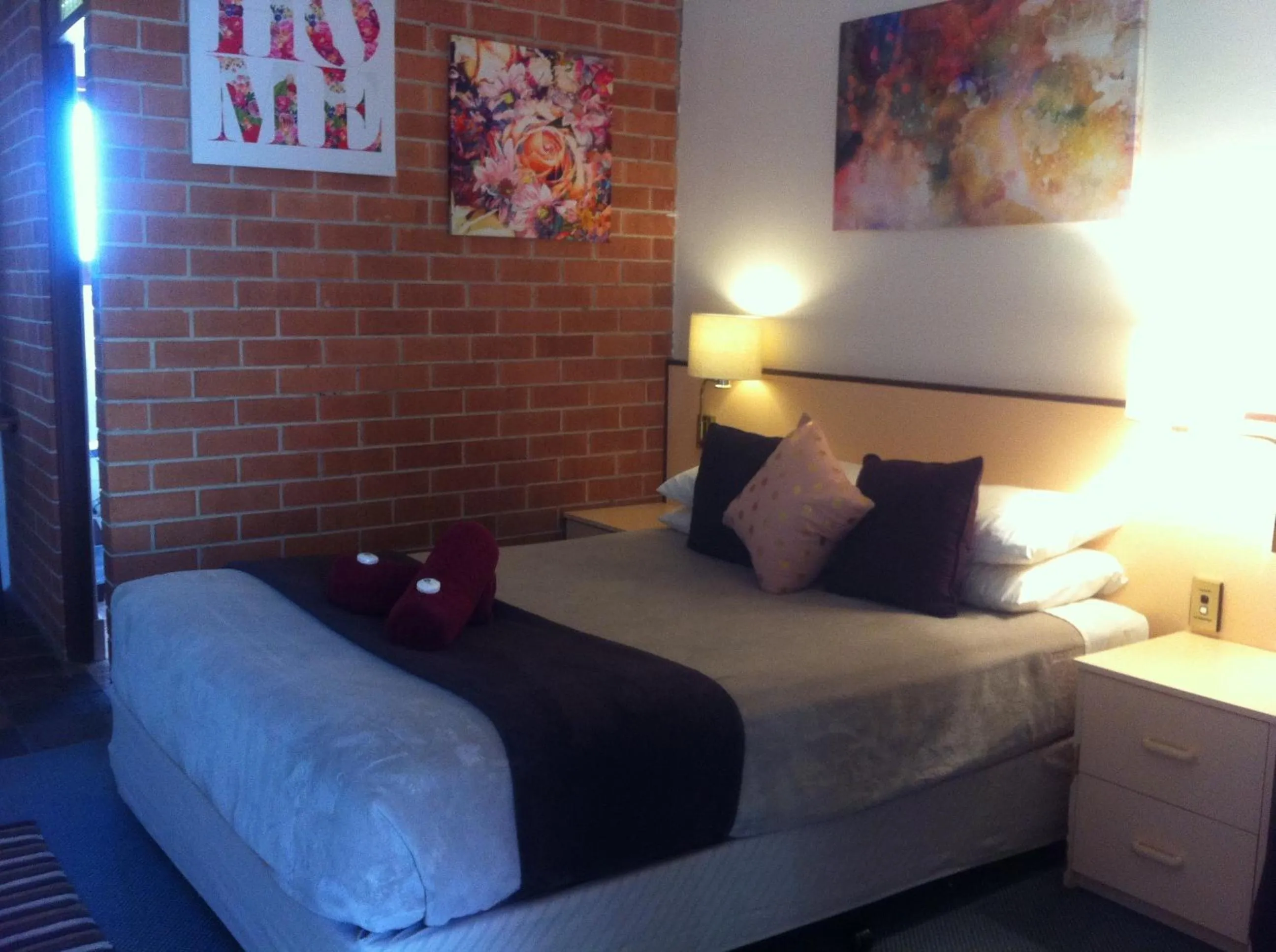 Photo of the whole room, Bed in Elsinor Motor Lodge