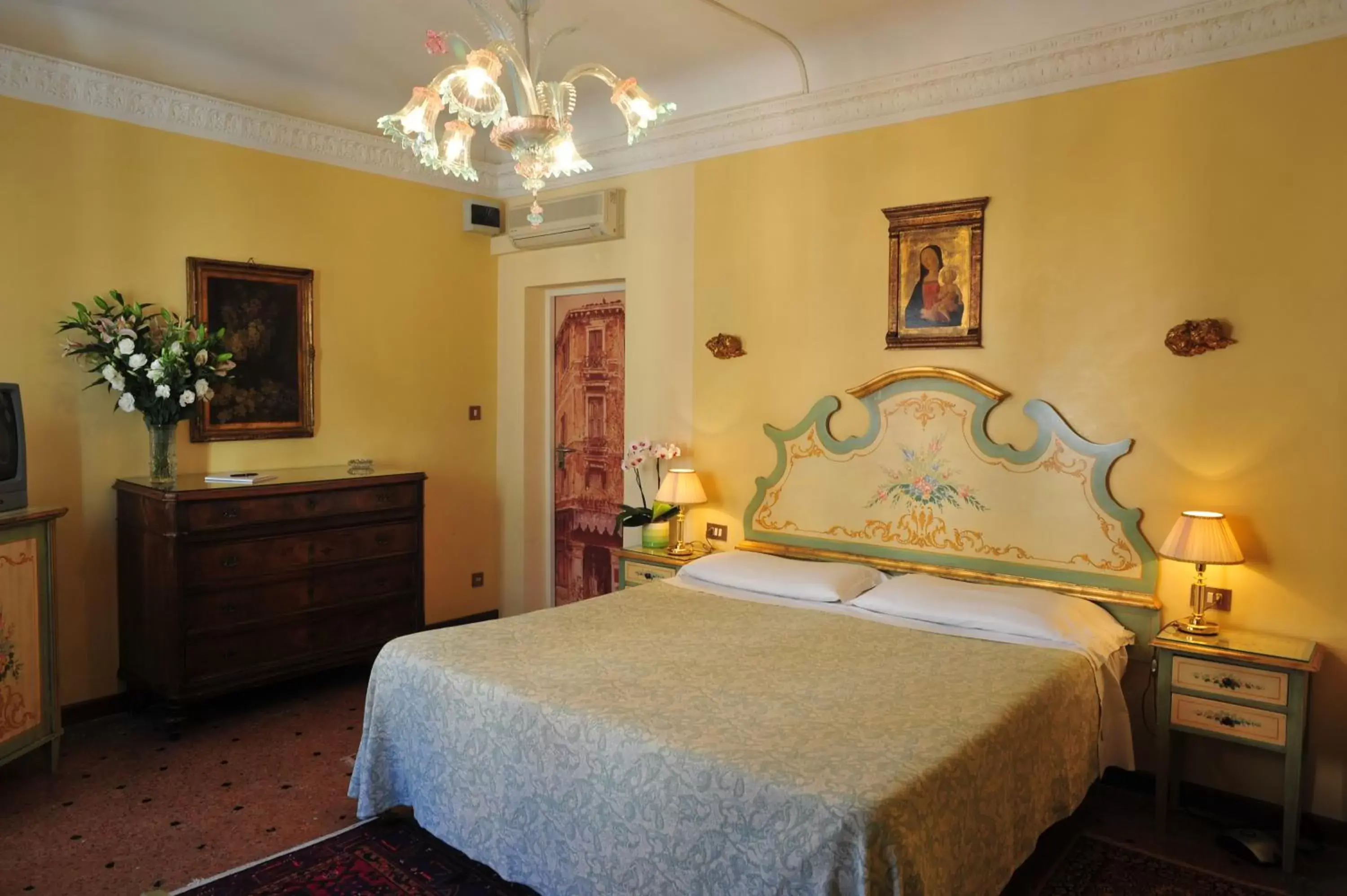 Bedroom, Bed in Hotel La Fenice et Des Artistes