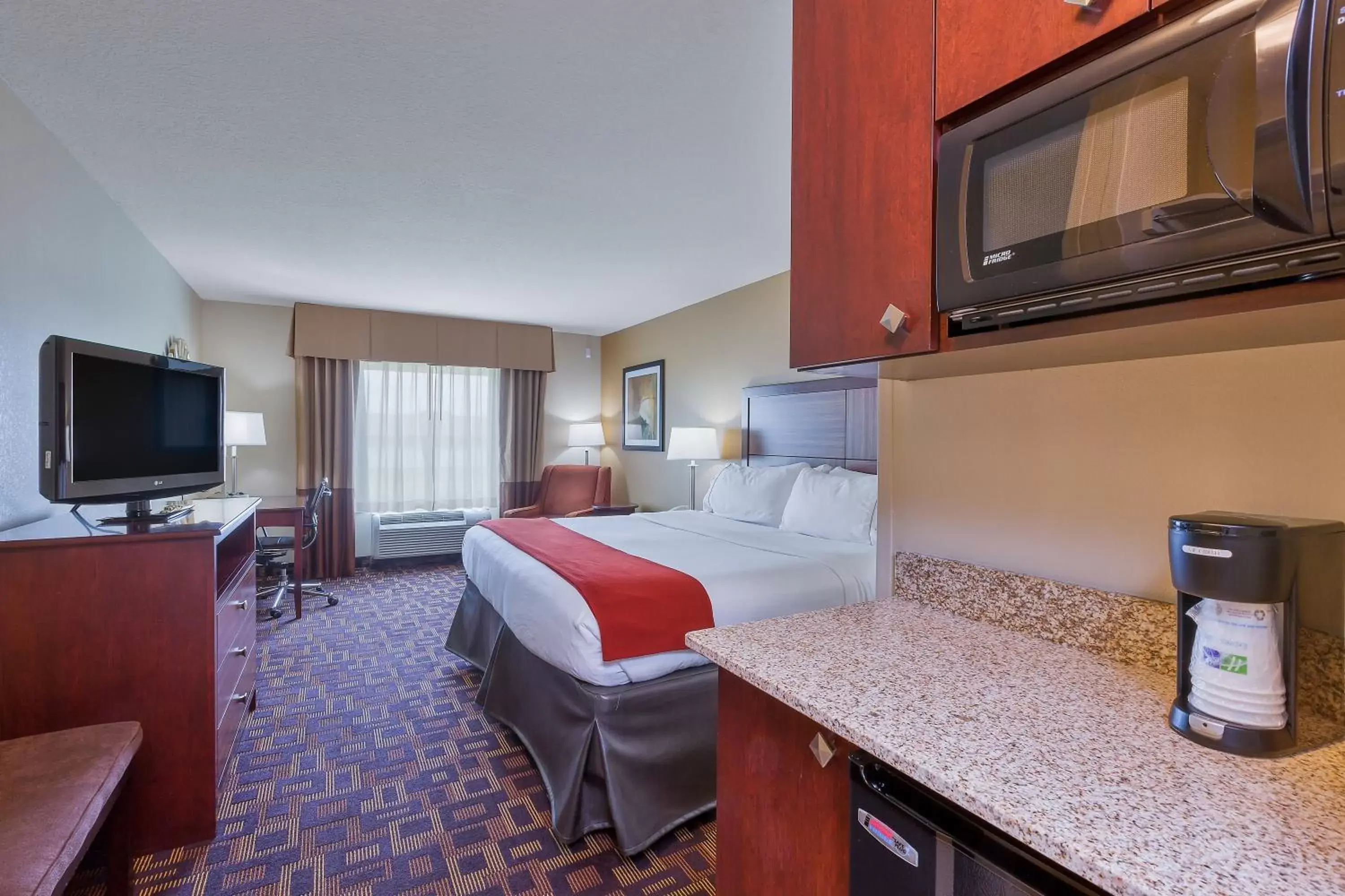 Photo of the whole room, Bed in Holiday Inn Express Hotel & Suites Salina, an IHG Hotel
