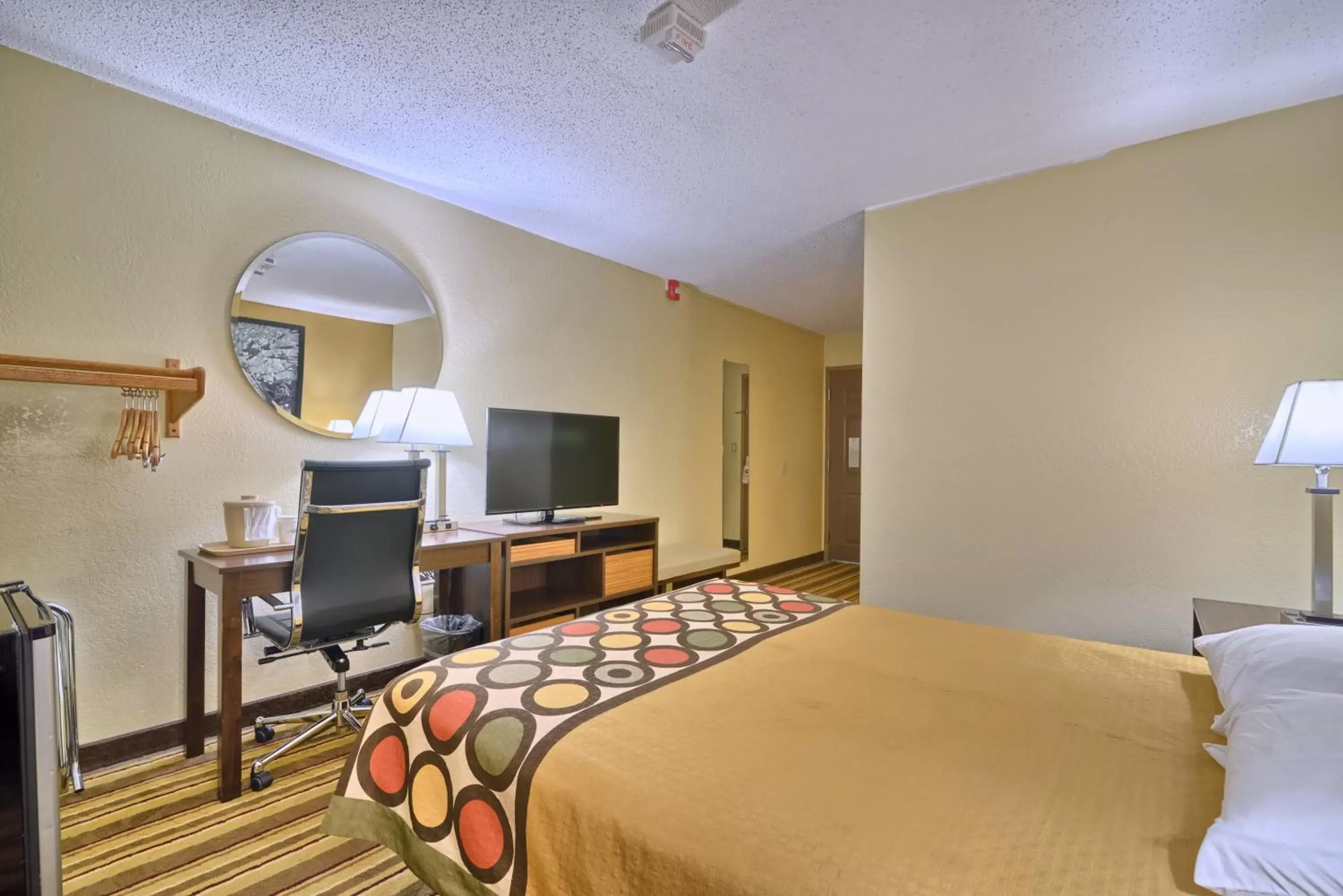 Photo of the whole room, Bed in Super 8 by Wyndham Latham - Albany Airport
