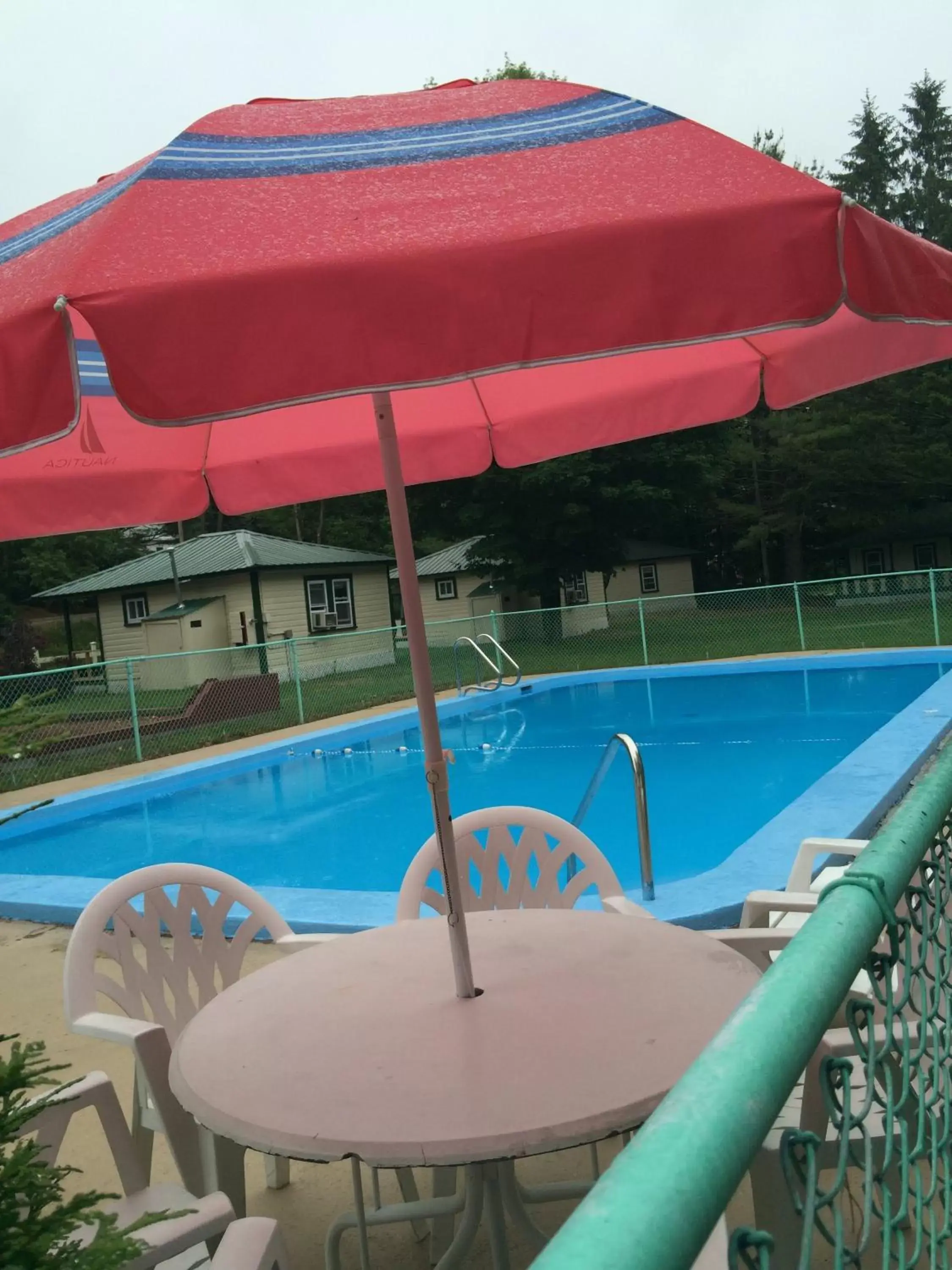 Swimming Pool in Perry's Motel and Cottages