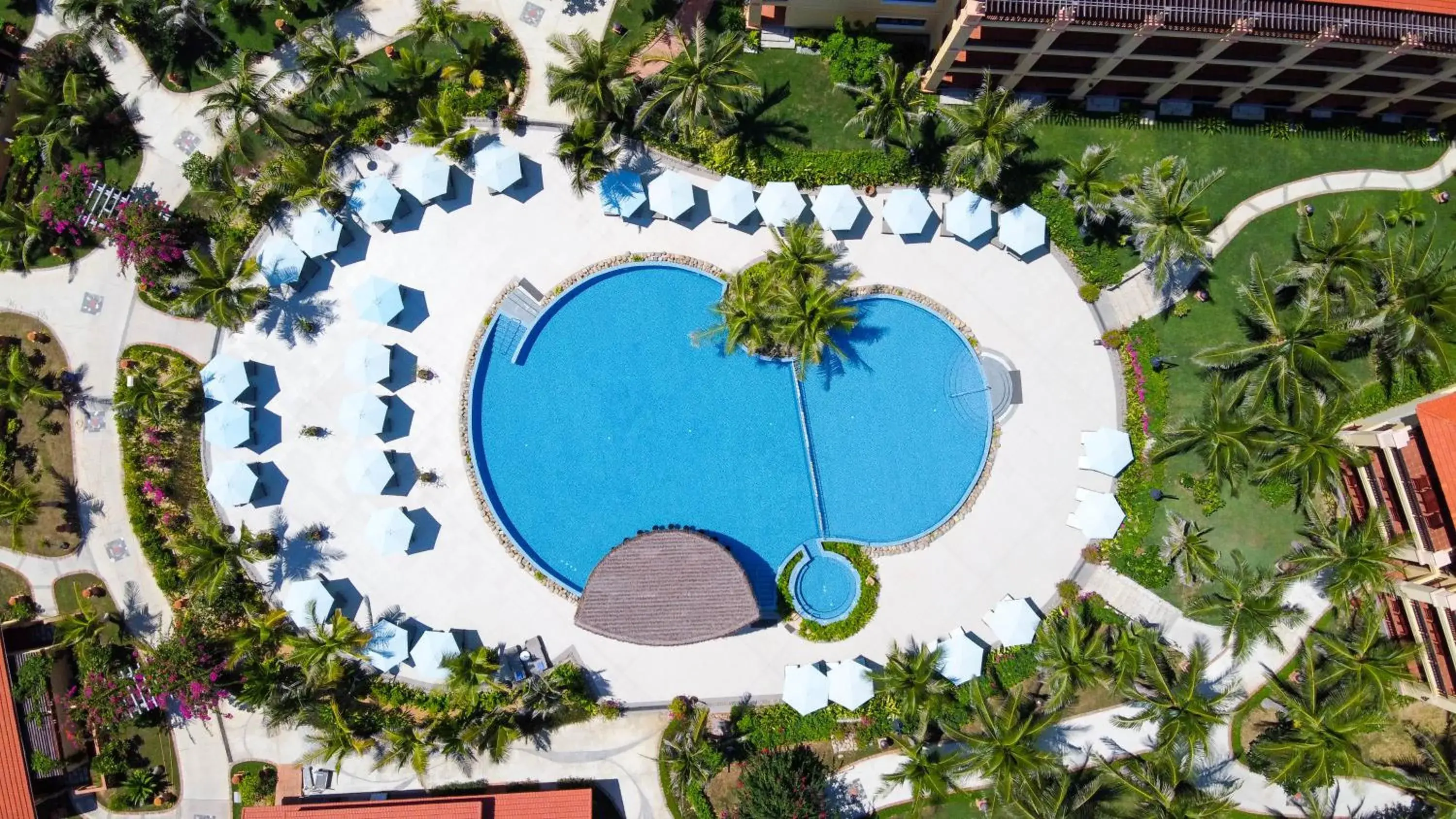 Swimming pool in Pandanus Resort