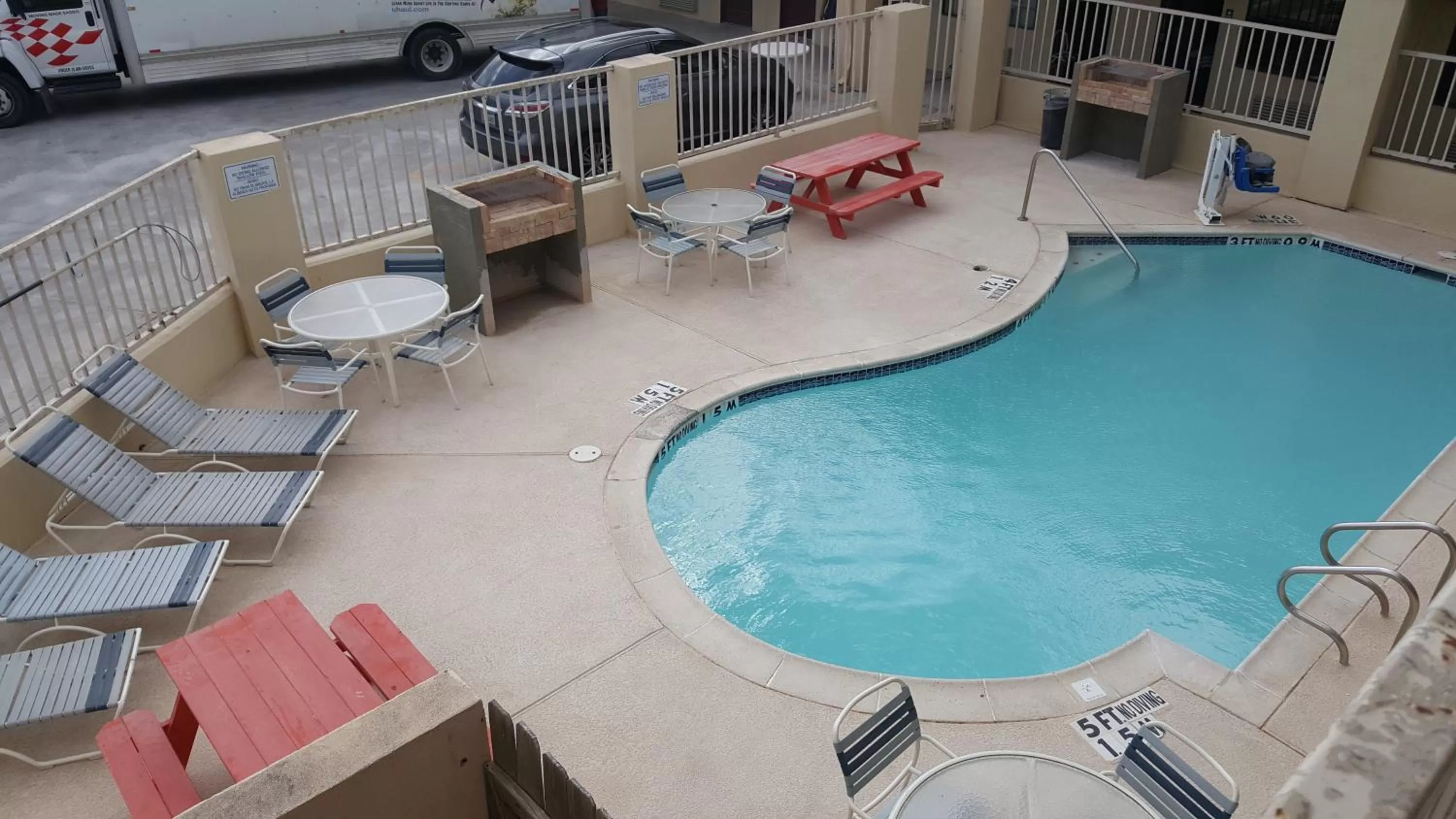 Deluxe Inn and Suites