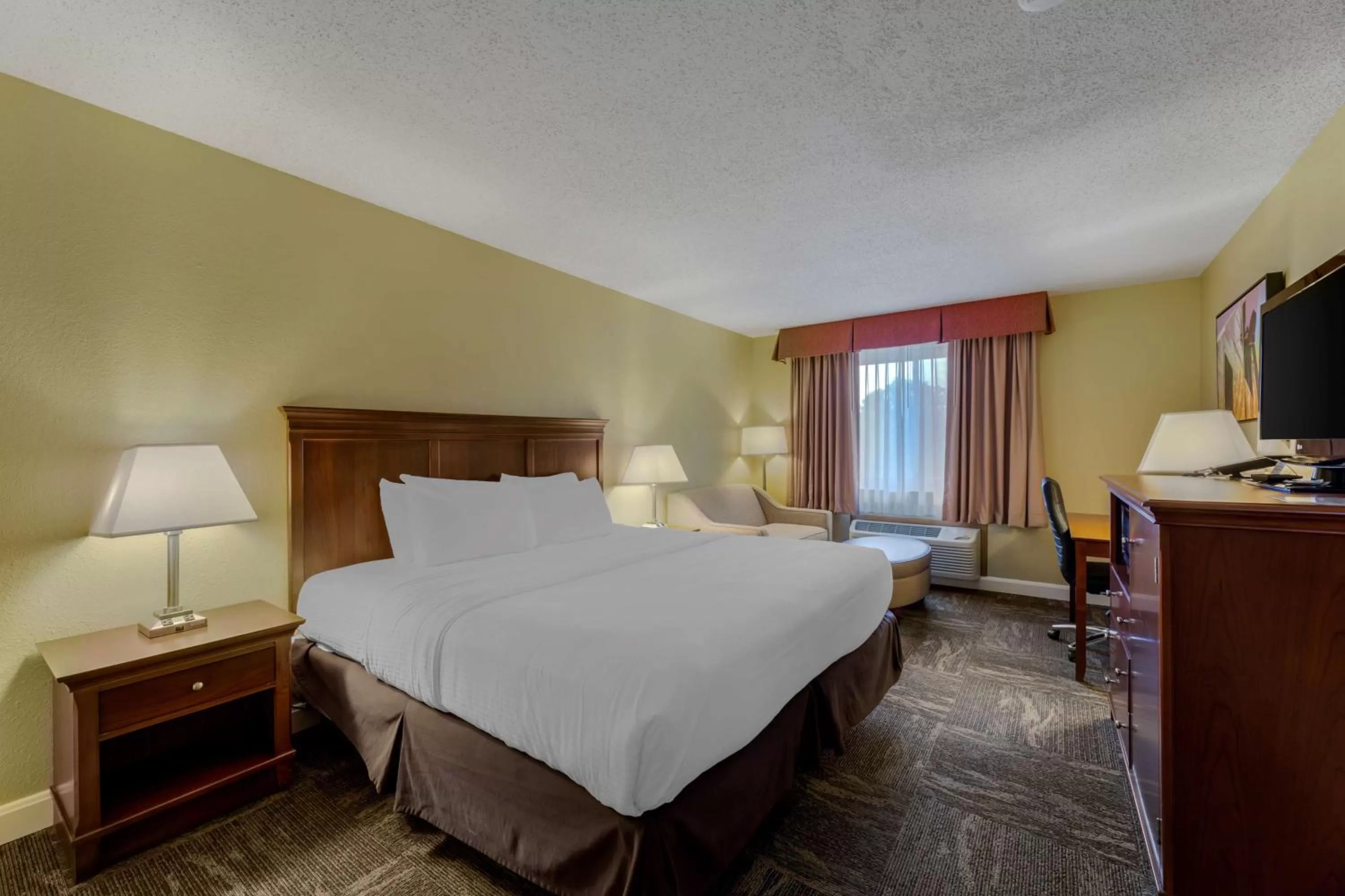 Bedroom, Bed in Best Western Plus Wooster Hotel & Conference Center