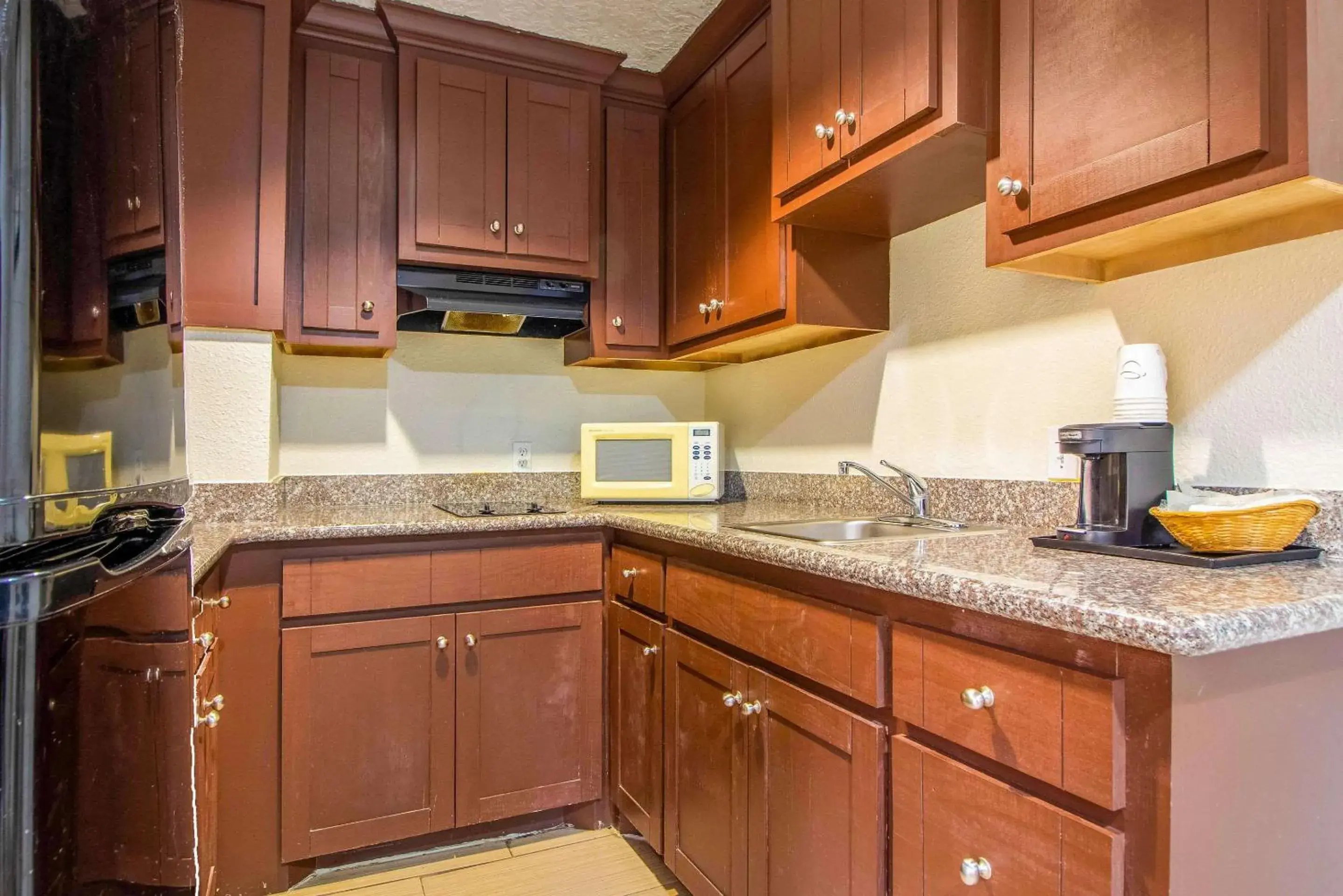 Photo of the whole room, Kitchen/Kitchenette in Rodeway Inn & Suites Houston near Medical Center