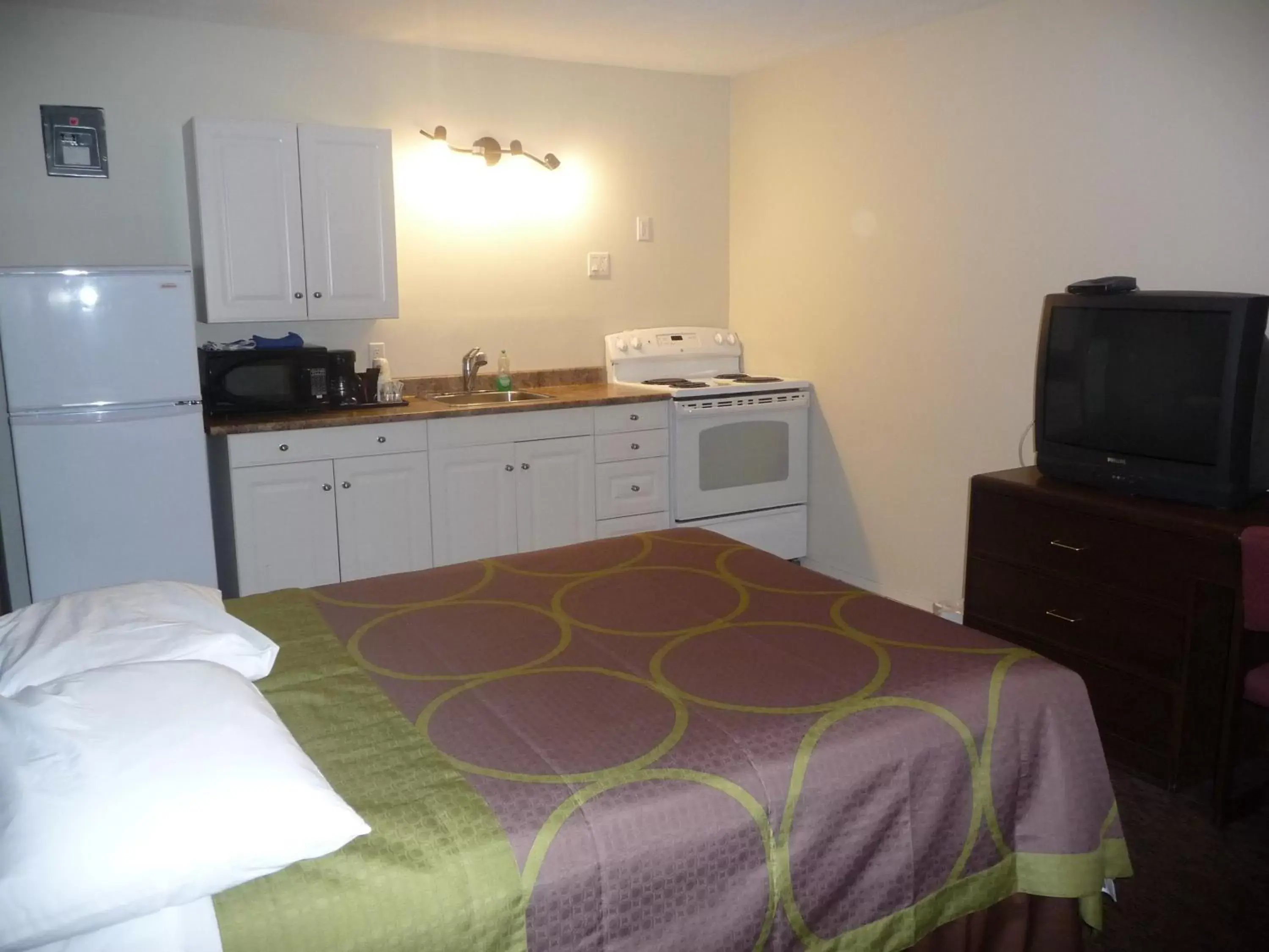 Bed, Kitchen/Kitchenette in Super 8 by Wyndham Kamloops East