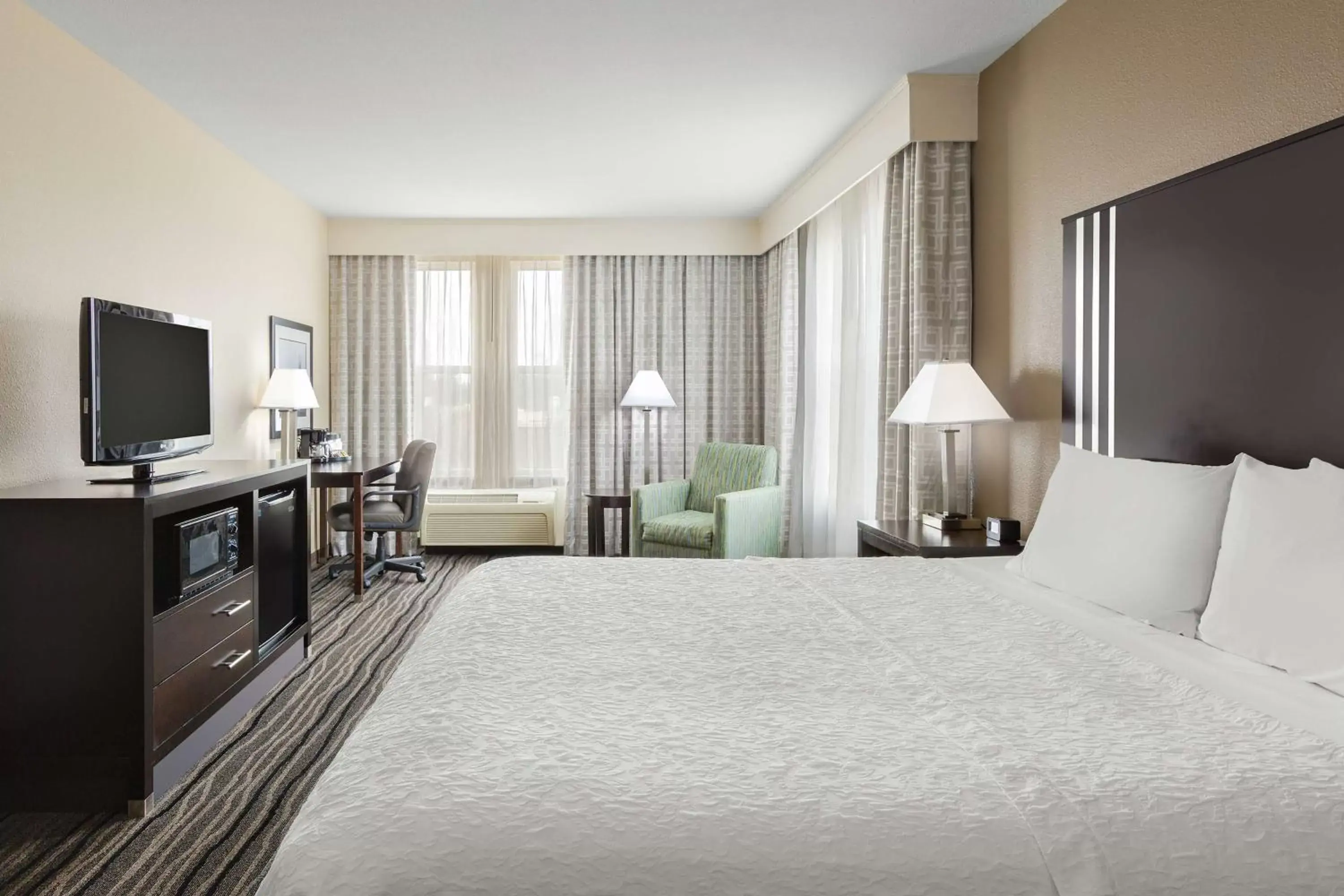 Bedroom, Bed in Hampton Inn & Suites Mountain View