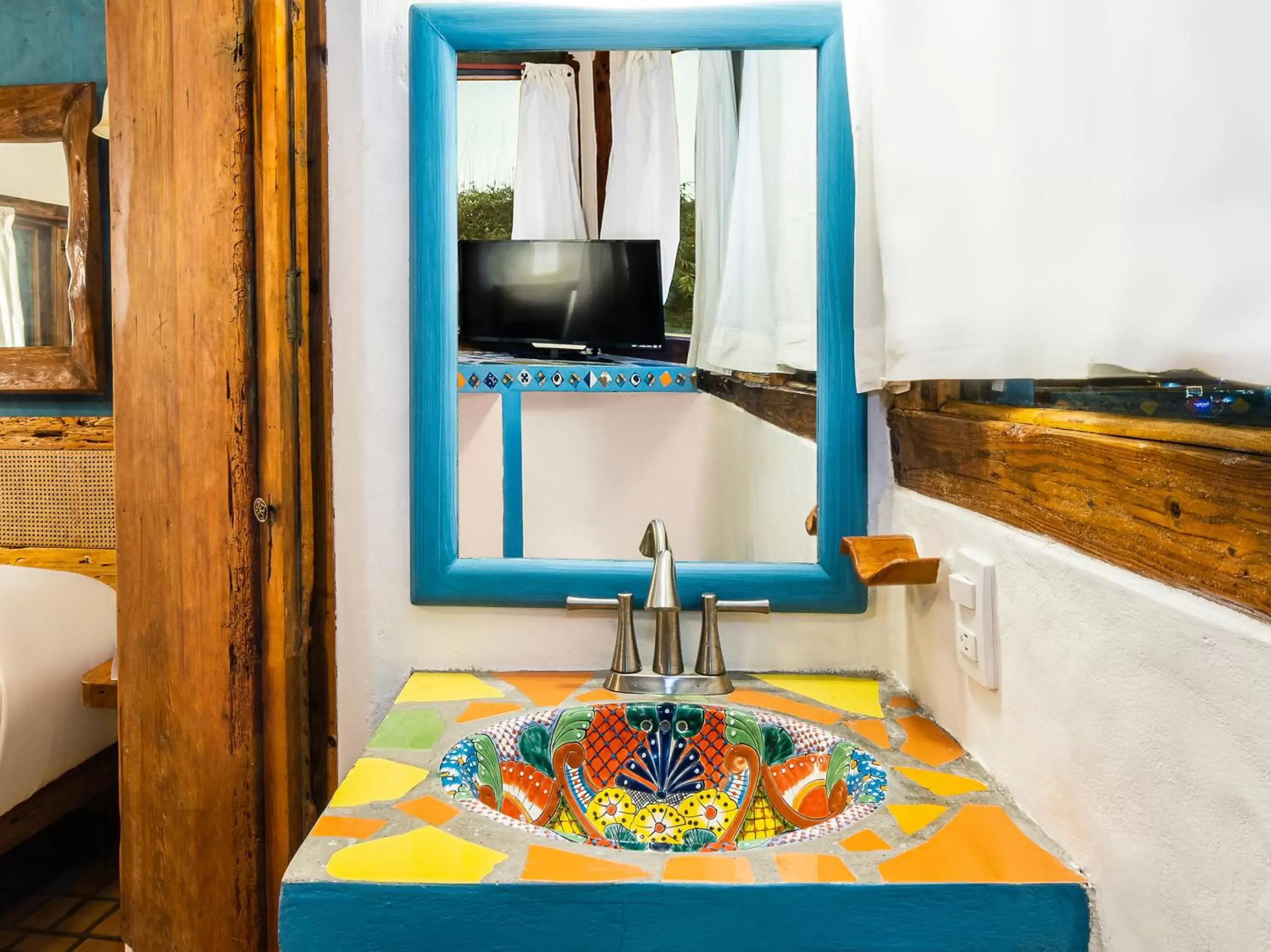 Bathroom, TV/Entertainment Center in Casa Miguel Arcangel