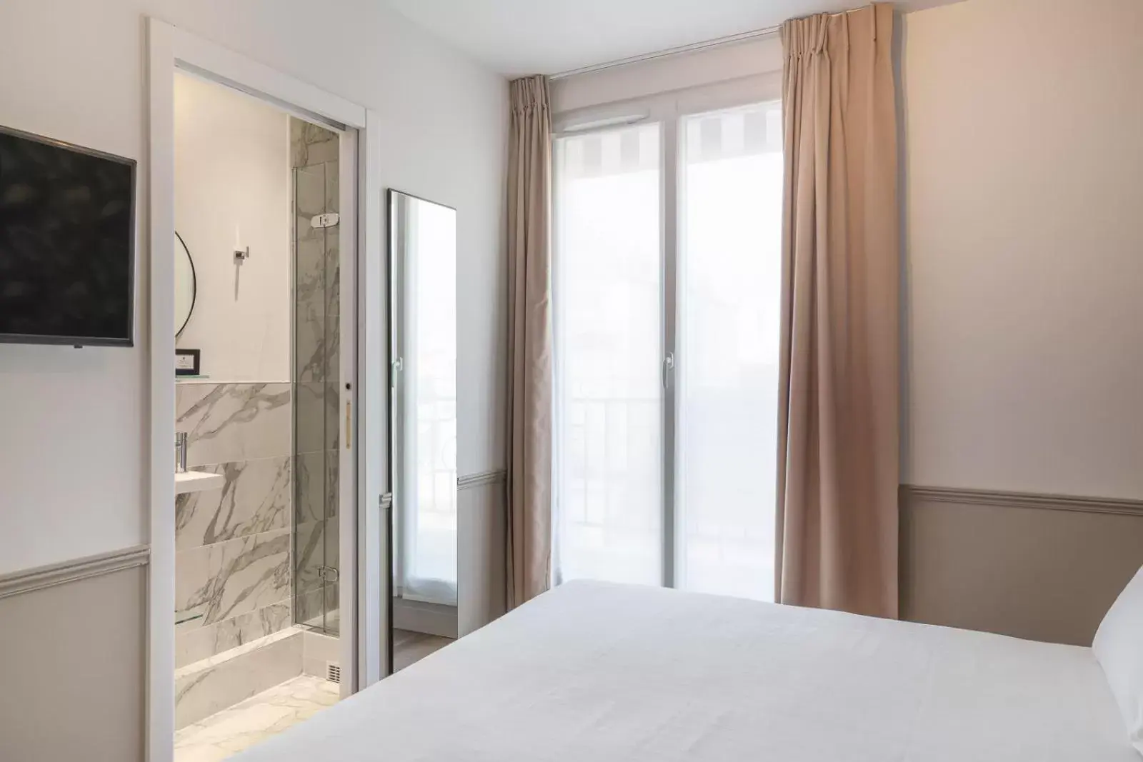 Double Room with Balcony in Hôtel 31 - Paris Tour Eiffel Double Room with Balcony in Hôtel 31 - Paris Tour Eiffel