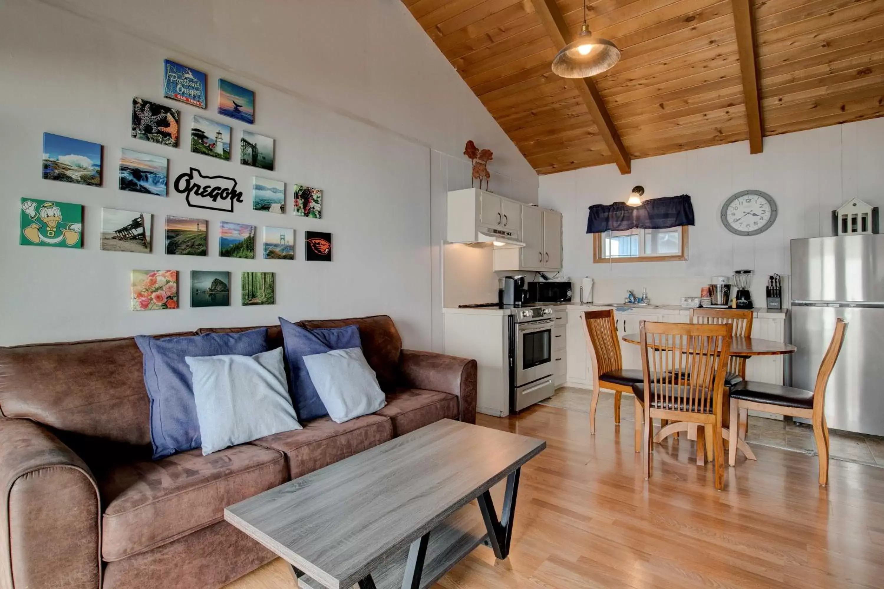 Living room, Seating Area in Moolack Shores Inn