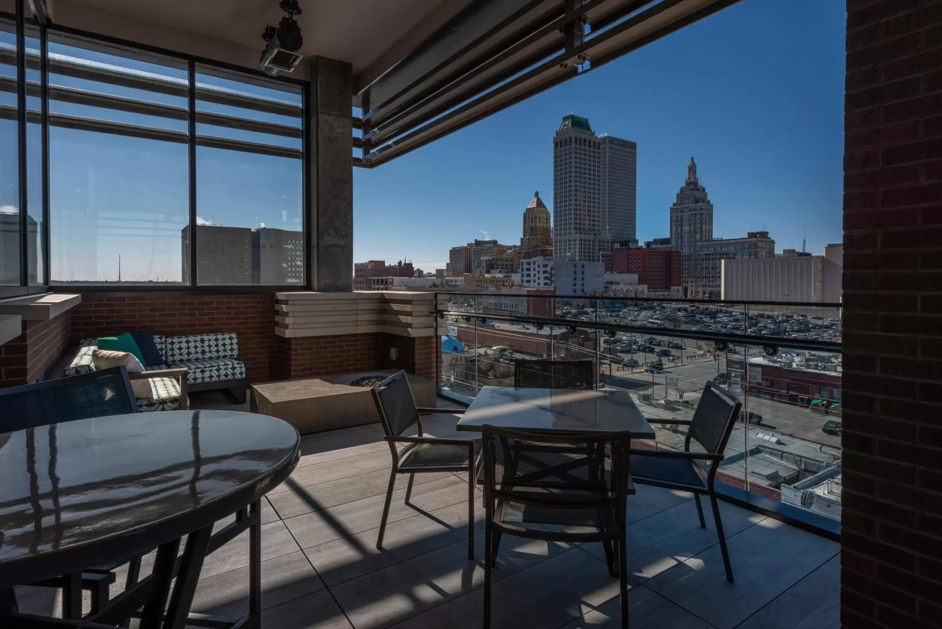 Lounge or bar in Hotel Indigo Tulsa DWTN/Entertainment Area