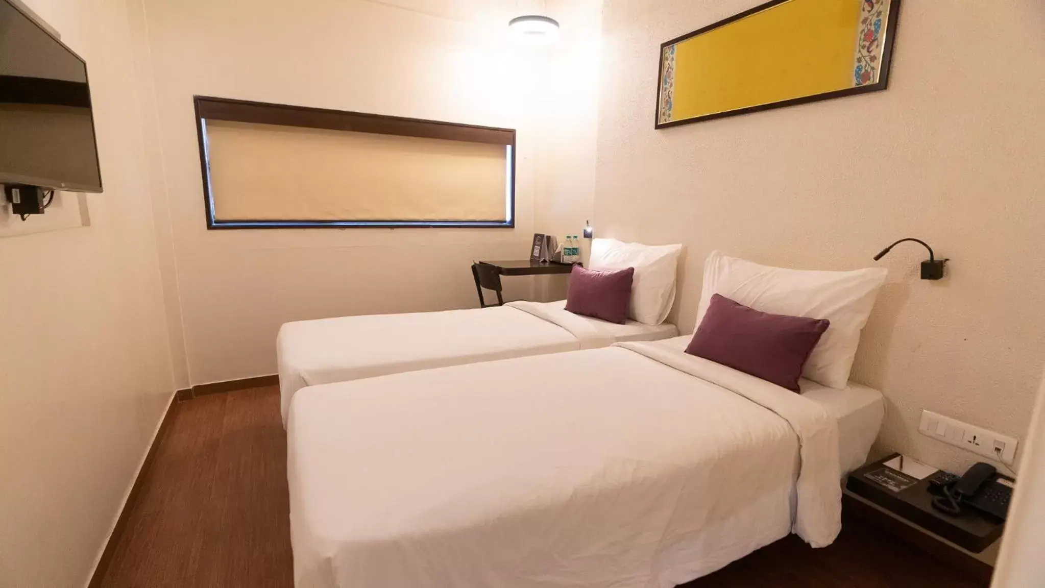 Bedroom, Bed in 7 Apple Hotel Aurangabad