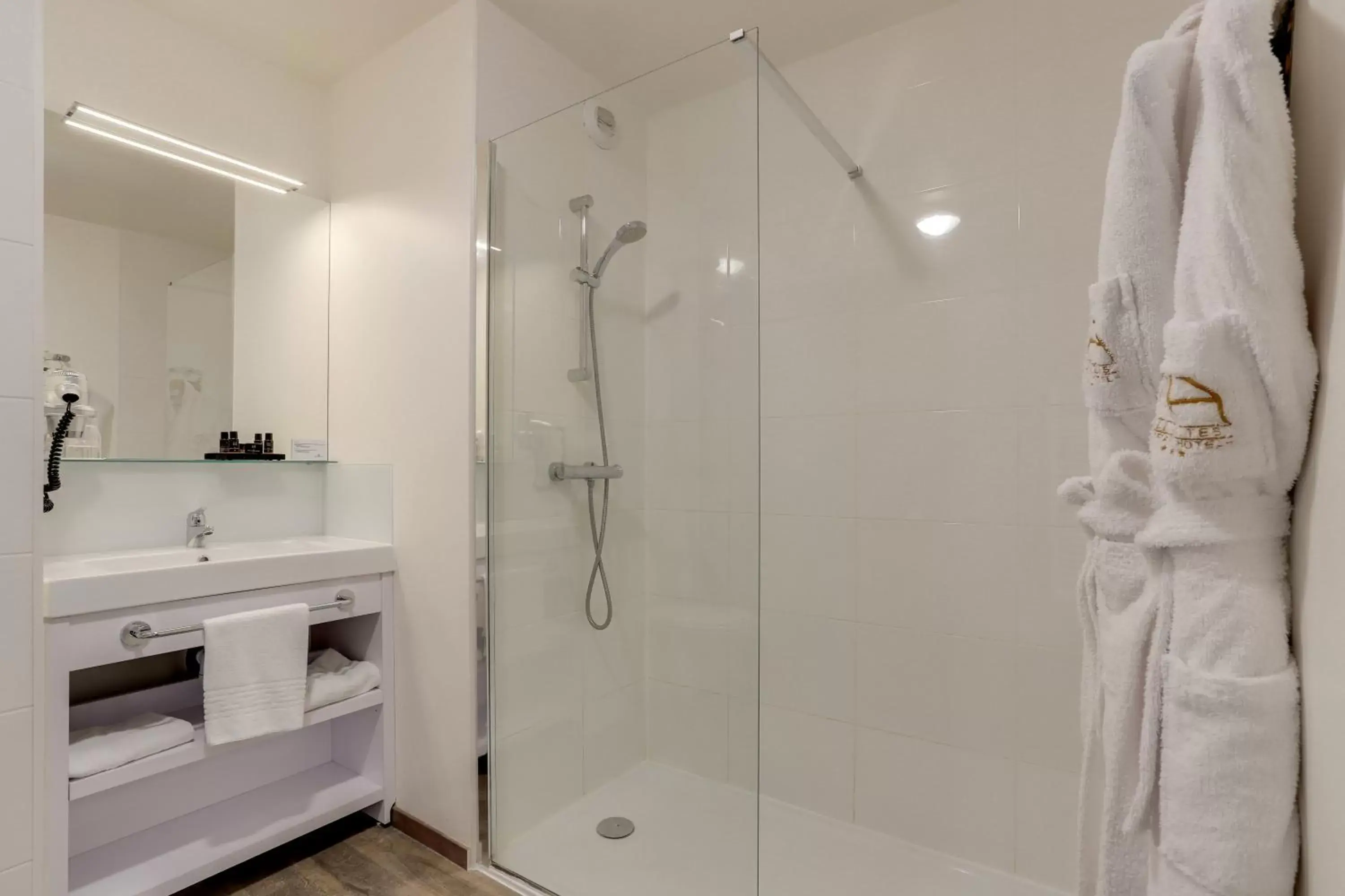 Bathroom in All Suites Appart Hôtel Bordeaux Pessac