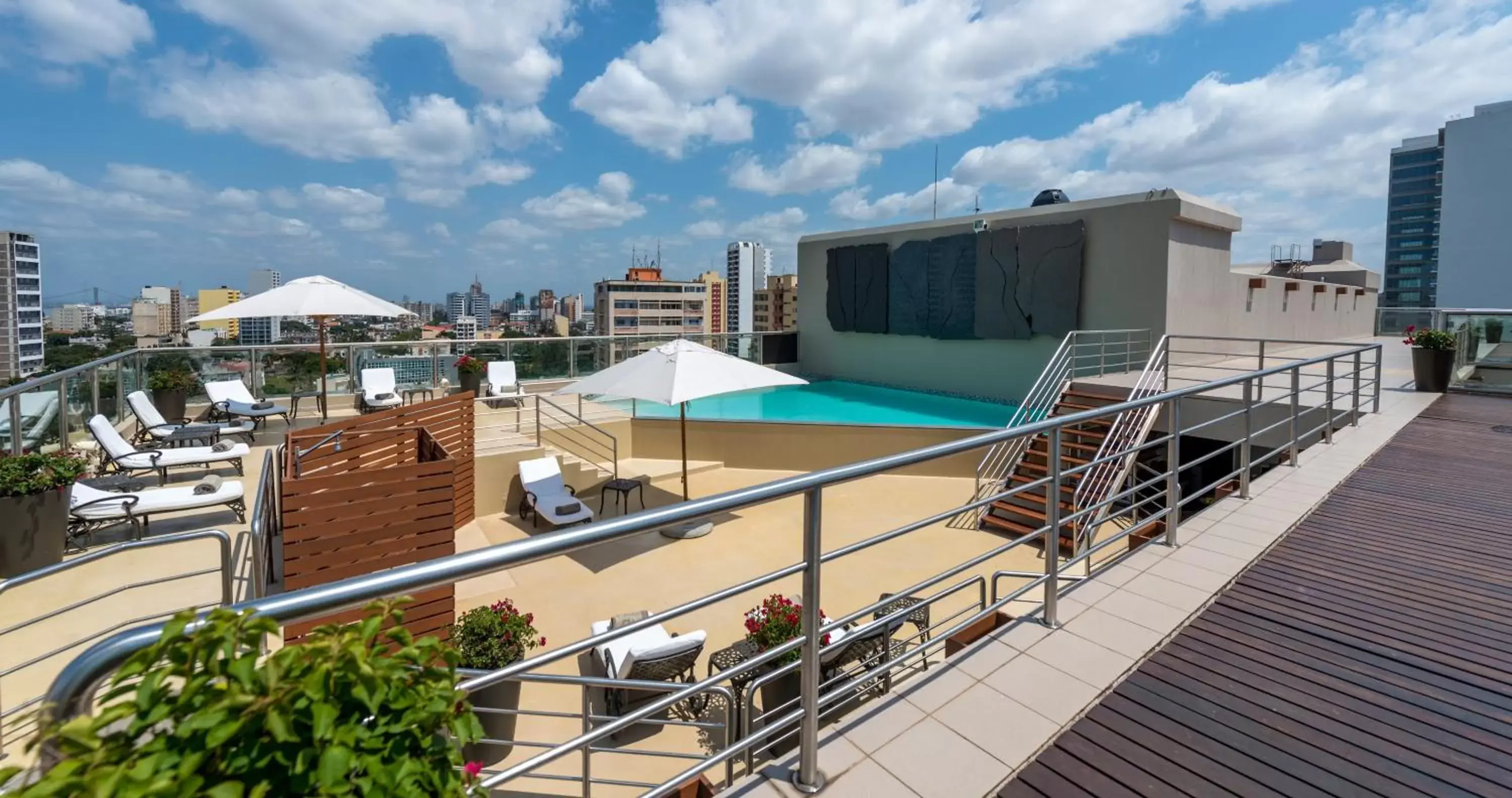 Swimming pool, Balcony/Terrace in Hotel Avenida