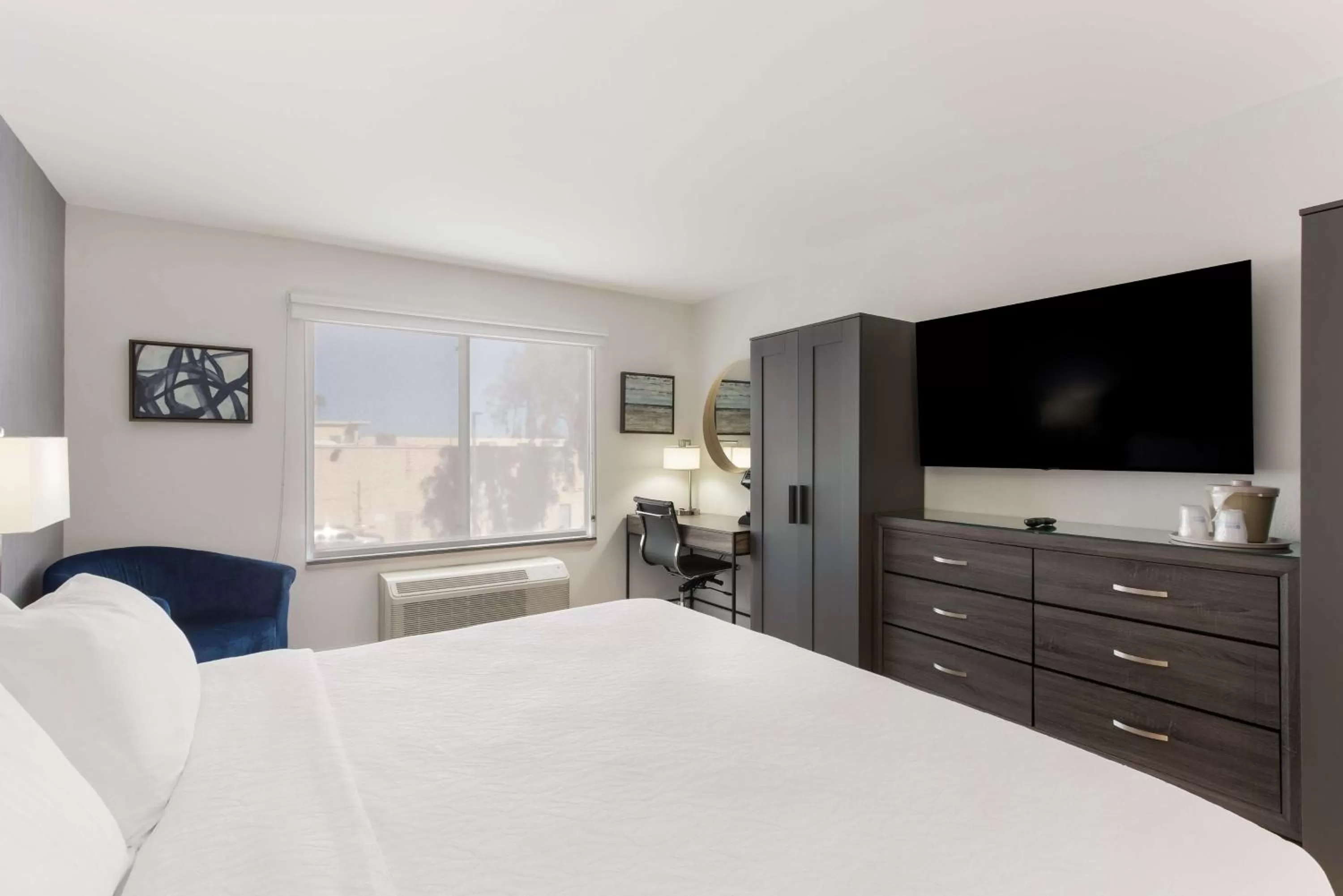 Bedroom, Bed in SureStay Plus Hotel by Best Western Scottsdale North