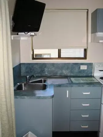 Kitchen or kitchenette, Kitchen/Kitchenette in Woolgoolga Beach Holiday Park