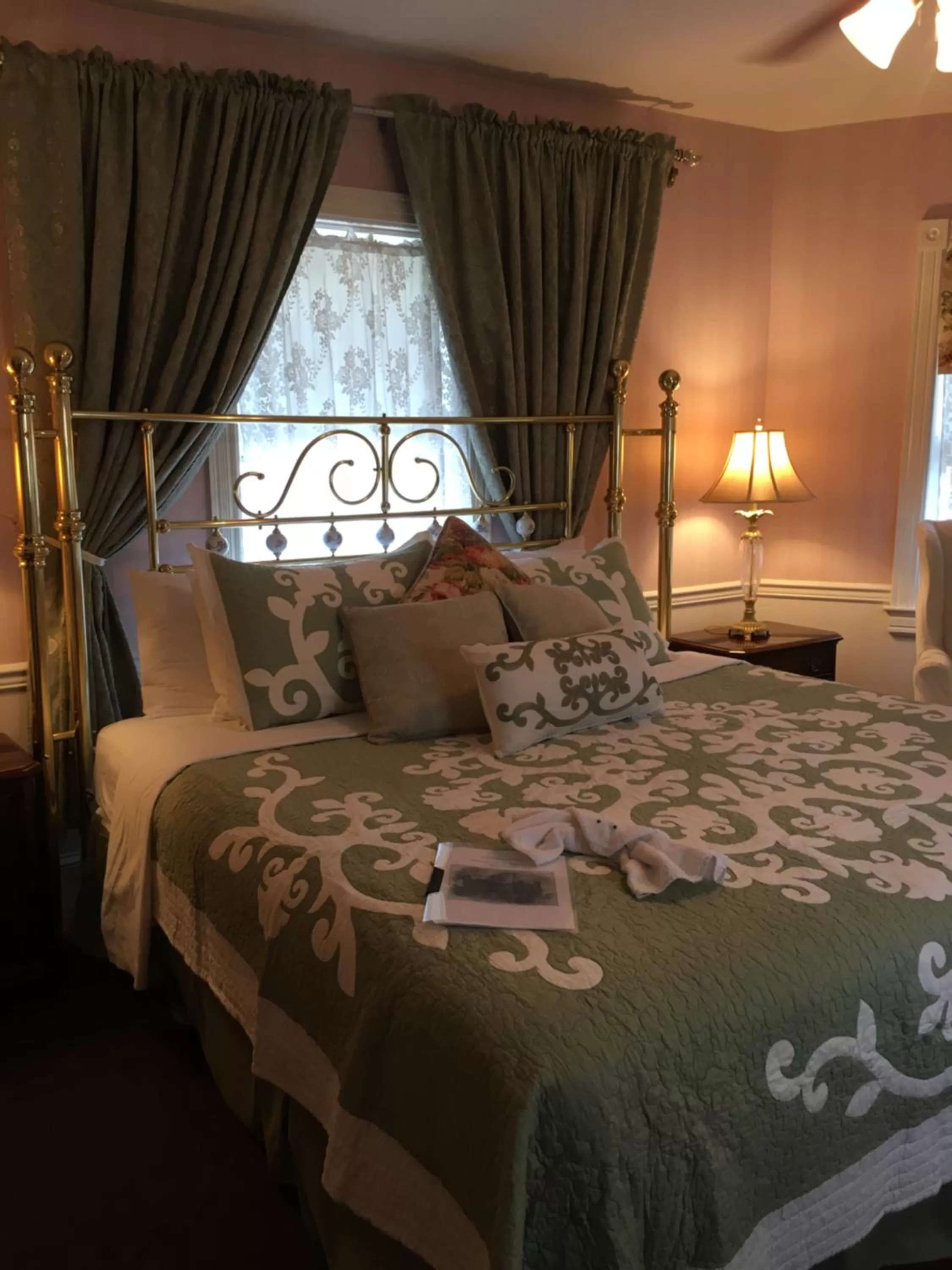 Bed in Parsonage Inn Bed and Breakfast