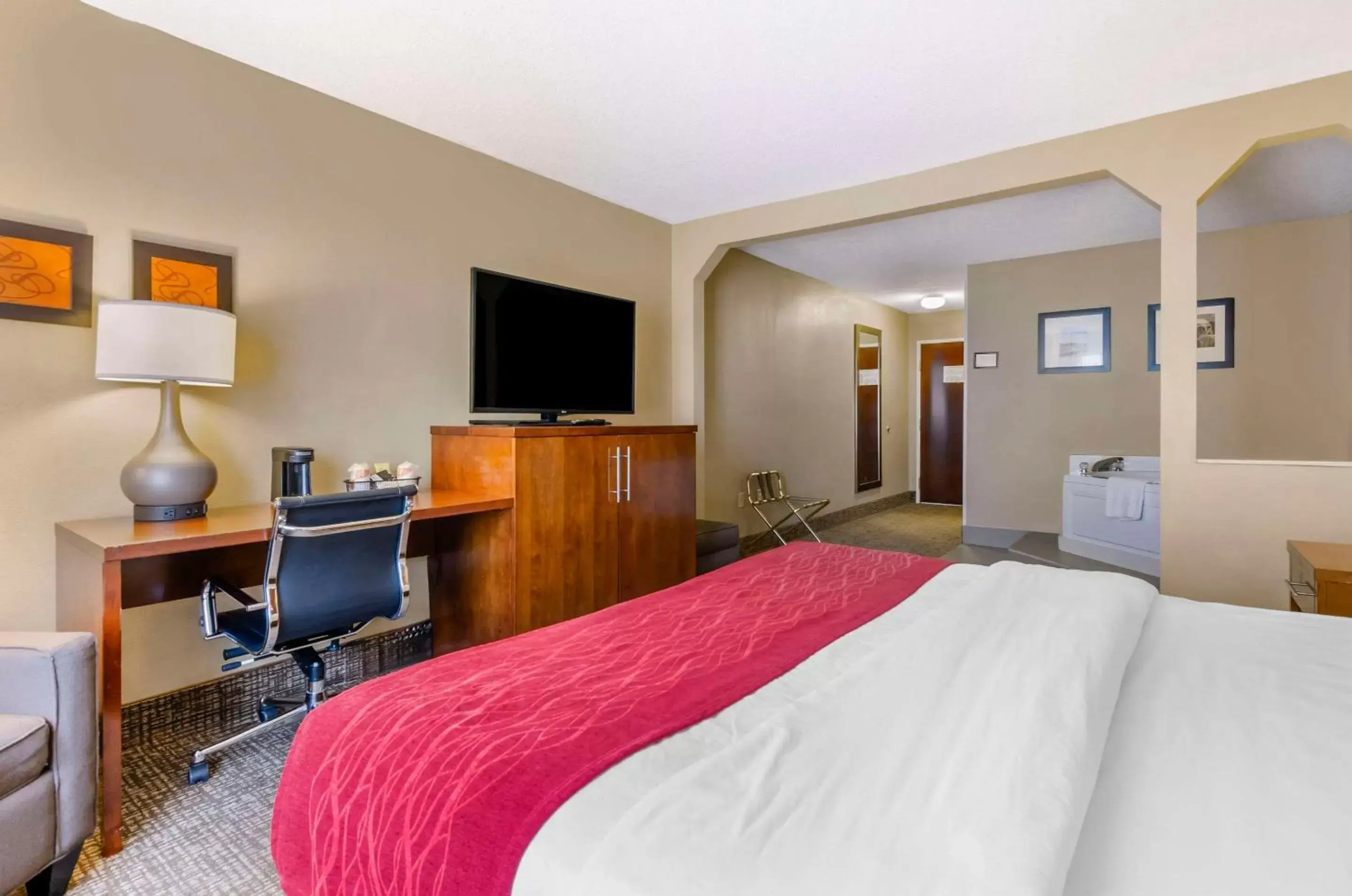 Bedroom, Bed in Comfort Inn & Suites Christiansburg I-81