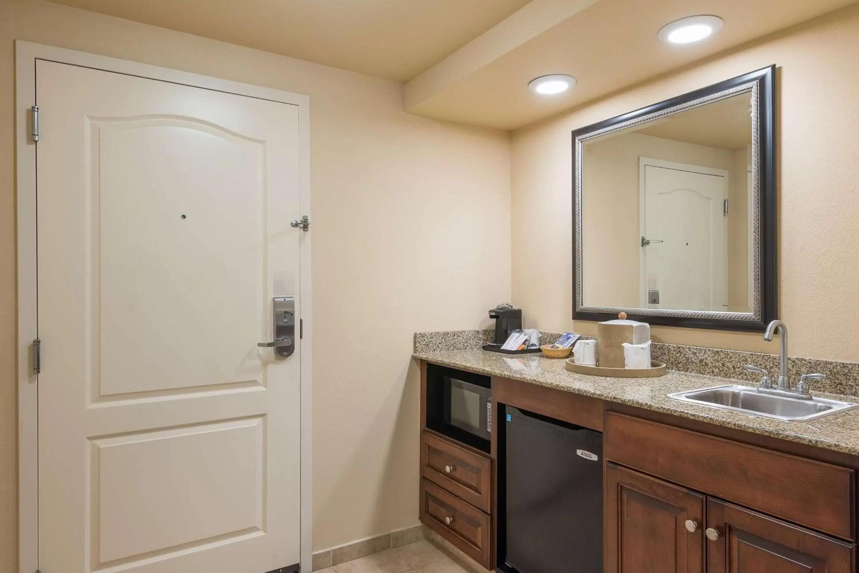 Kitchen or kitchenette, Bathroom in Hampton Inn By Hilton & Suites Florence-North/I-95
