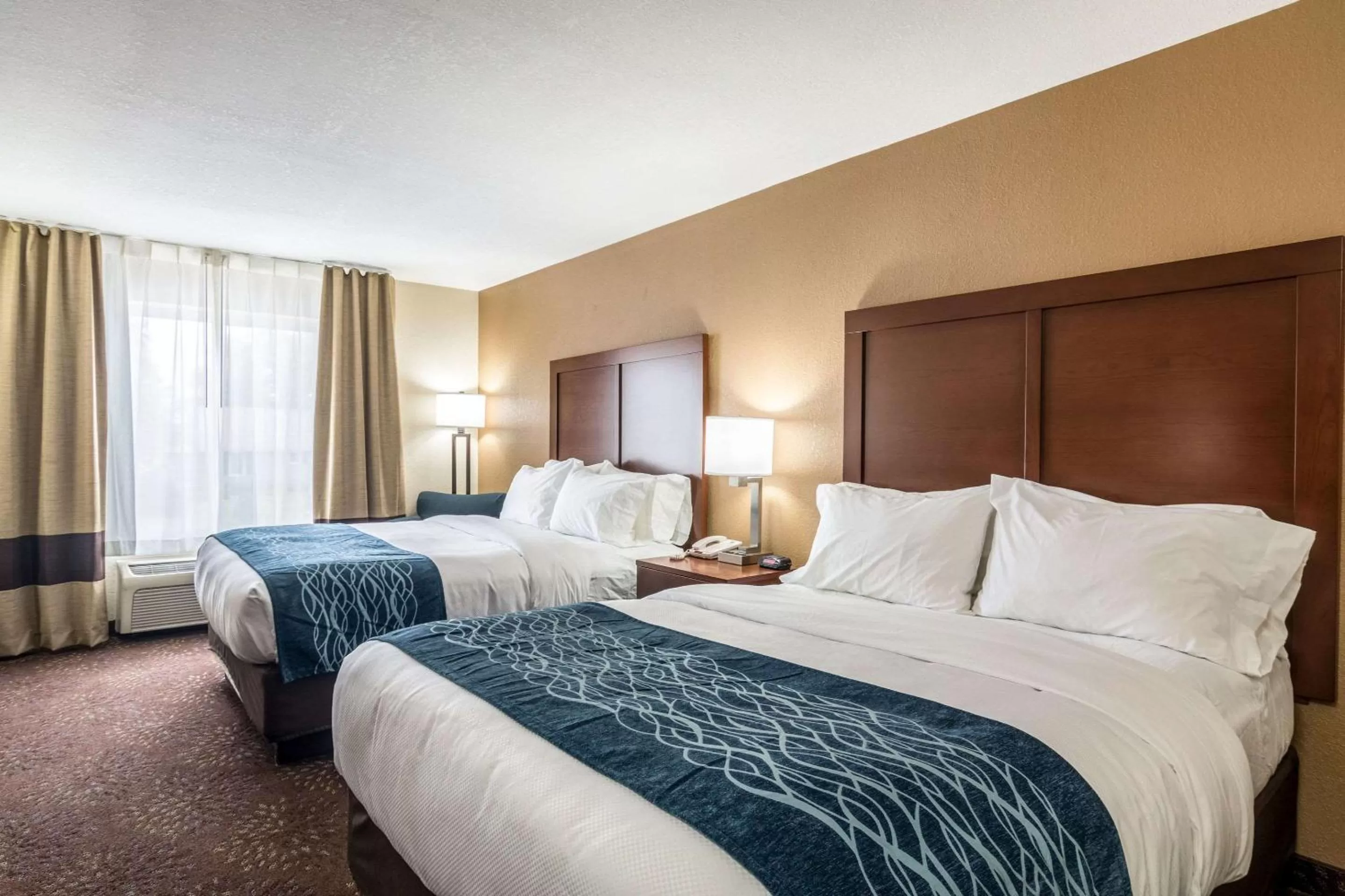 Photo of the whole room, Bed in Comfort Inn & Suites - Hannibal