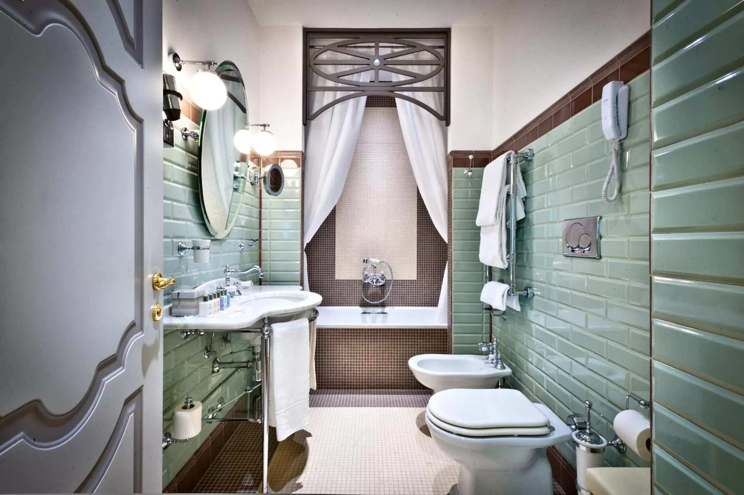 Bathroom in Château Monfort - Relais & Châteaux