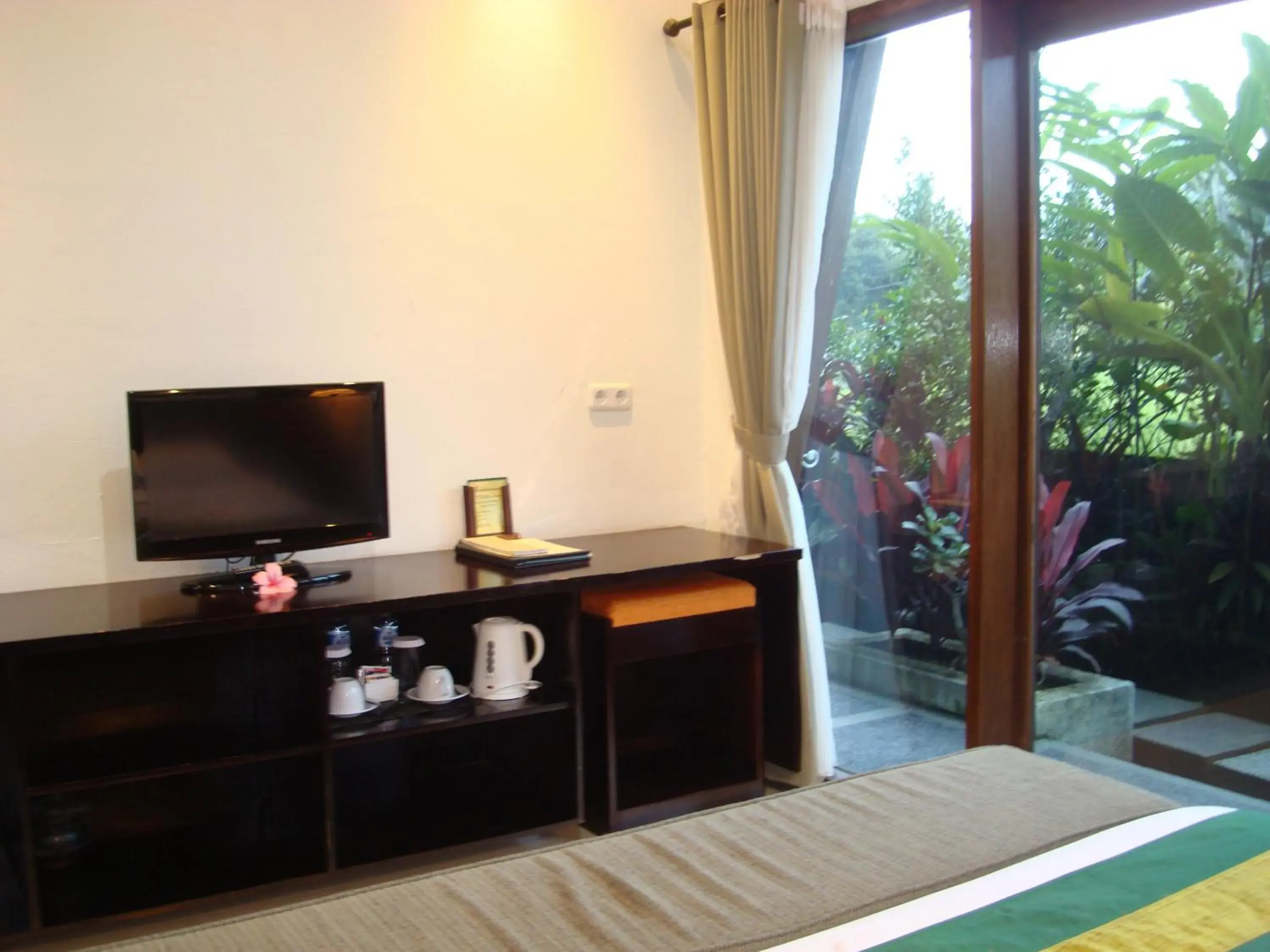 Bedroom, TV/Entertainment Center in Anini Raka Resort & Spa