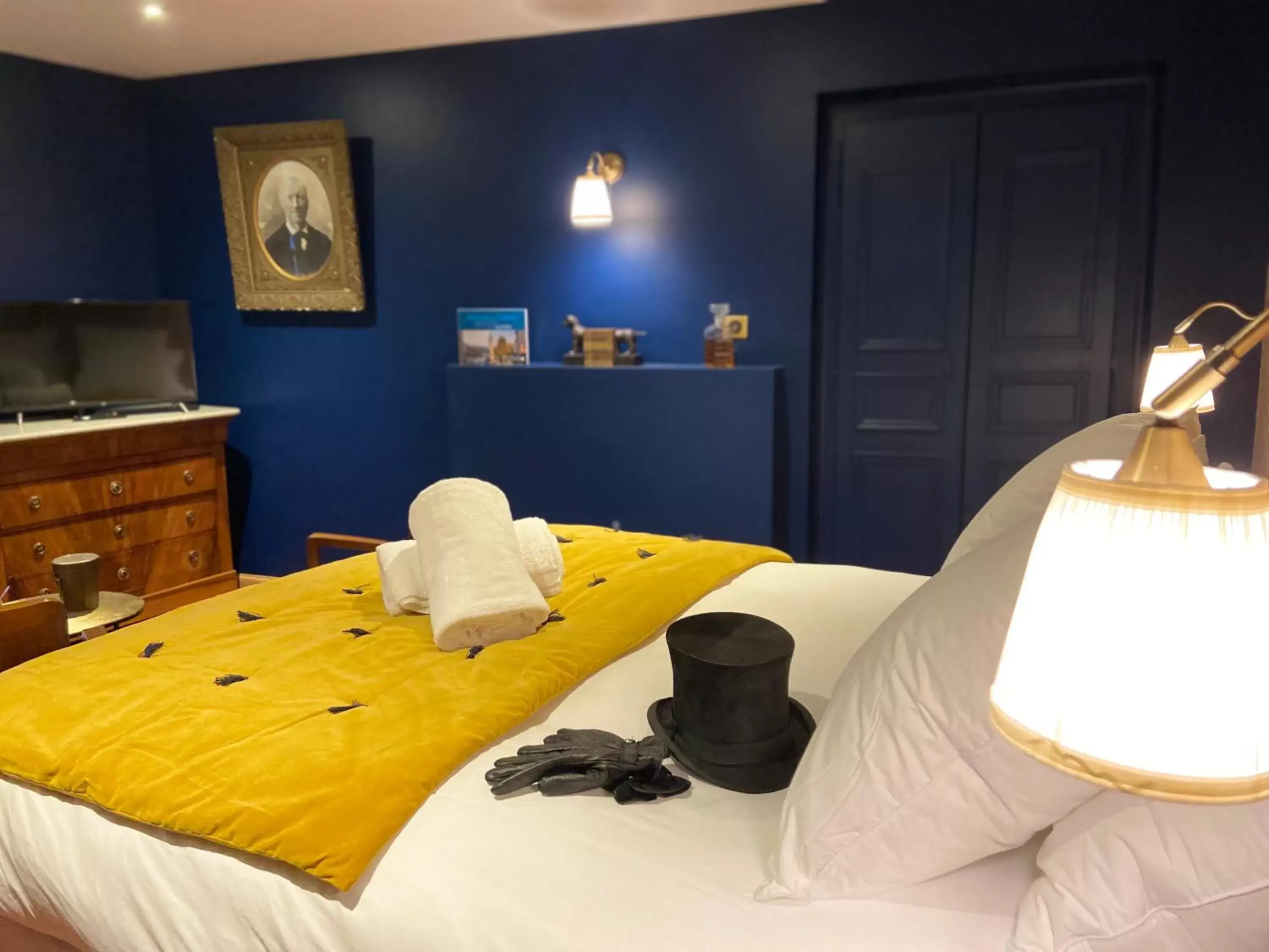 Photo of the whole room, Bed in LA TOUR YVELINE