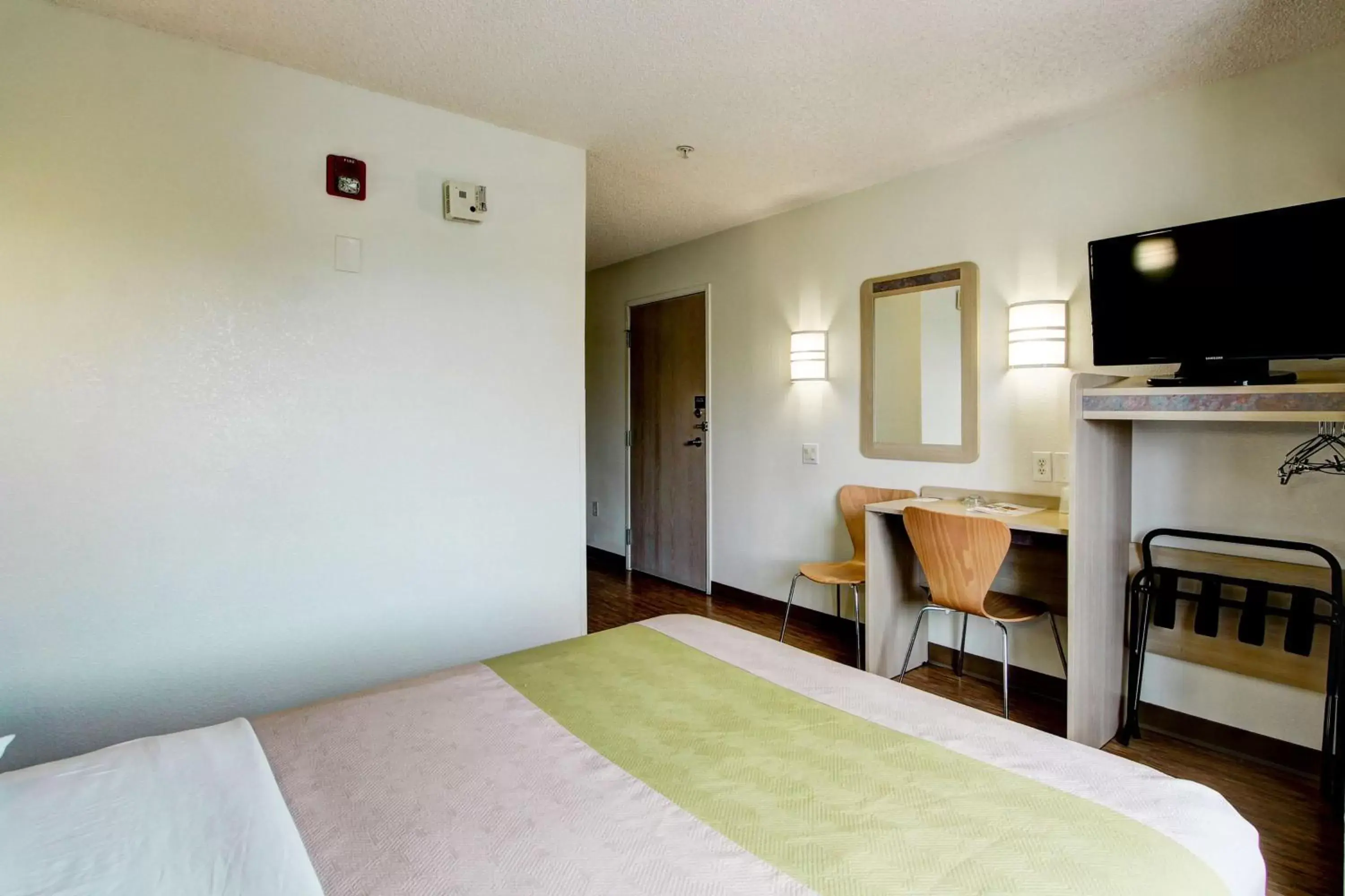 TV and multimedia, Bed in Motel 6-Aurora, CO - East Aurora