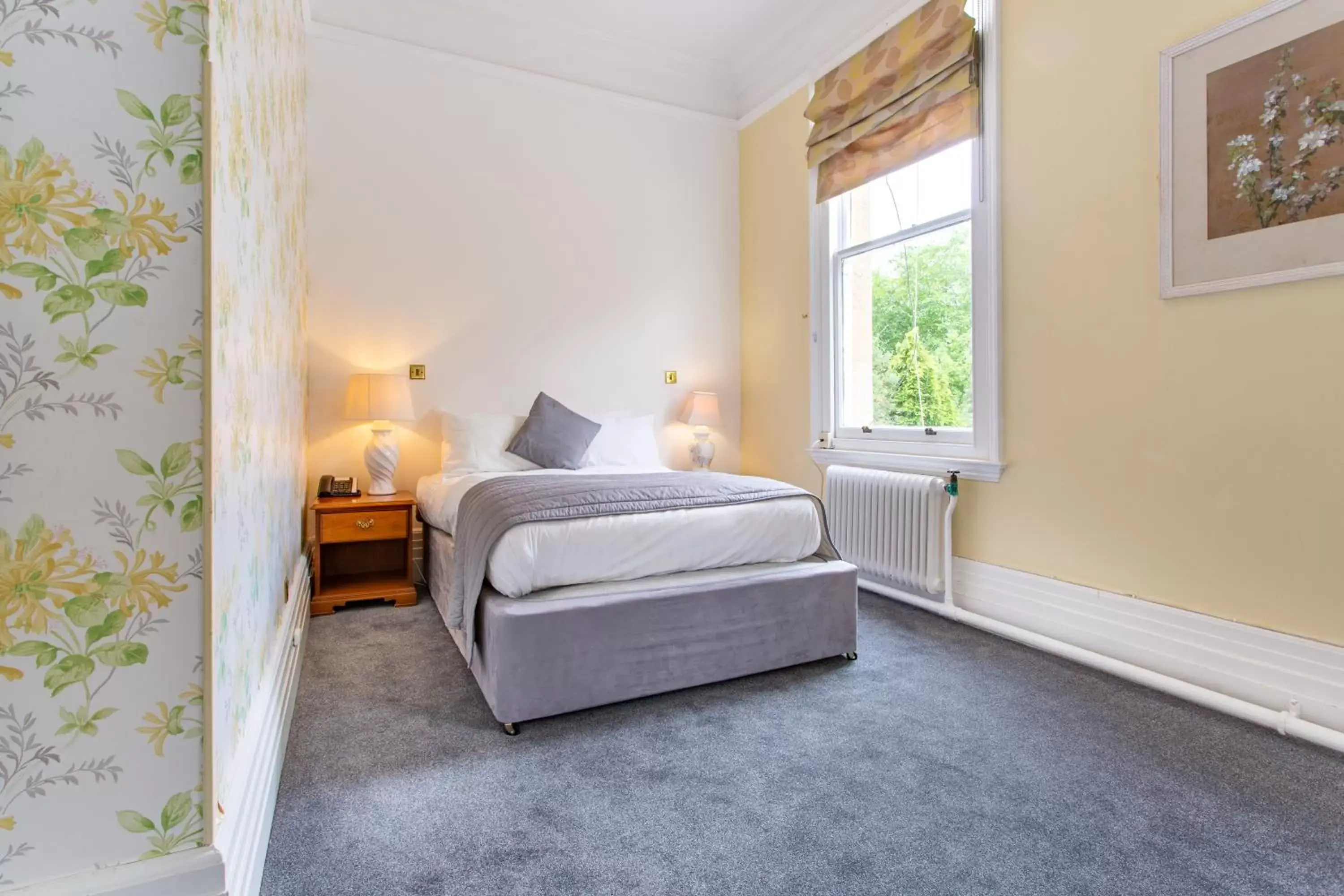 Bedroom, Bed in Woodland Manor Hotel