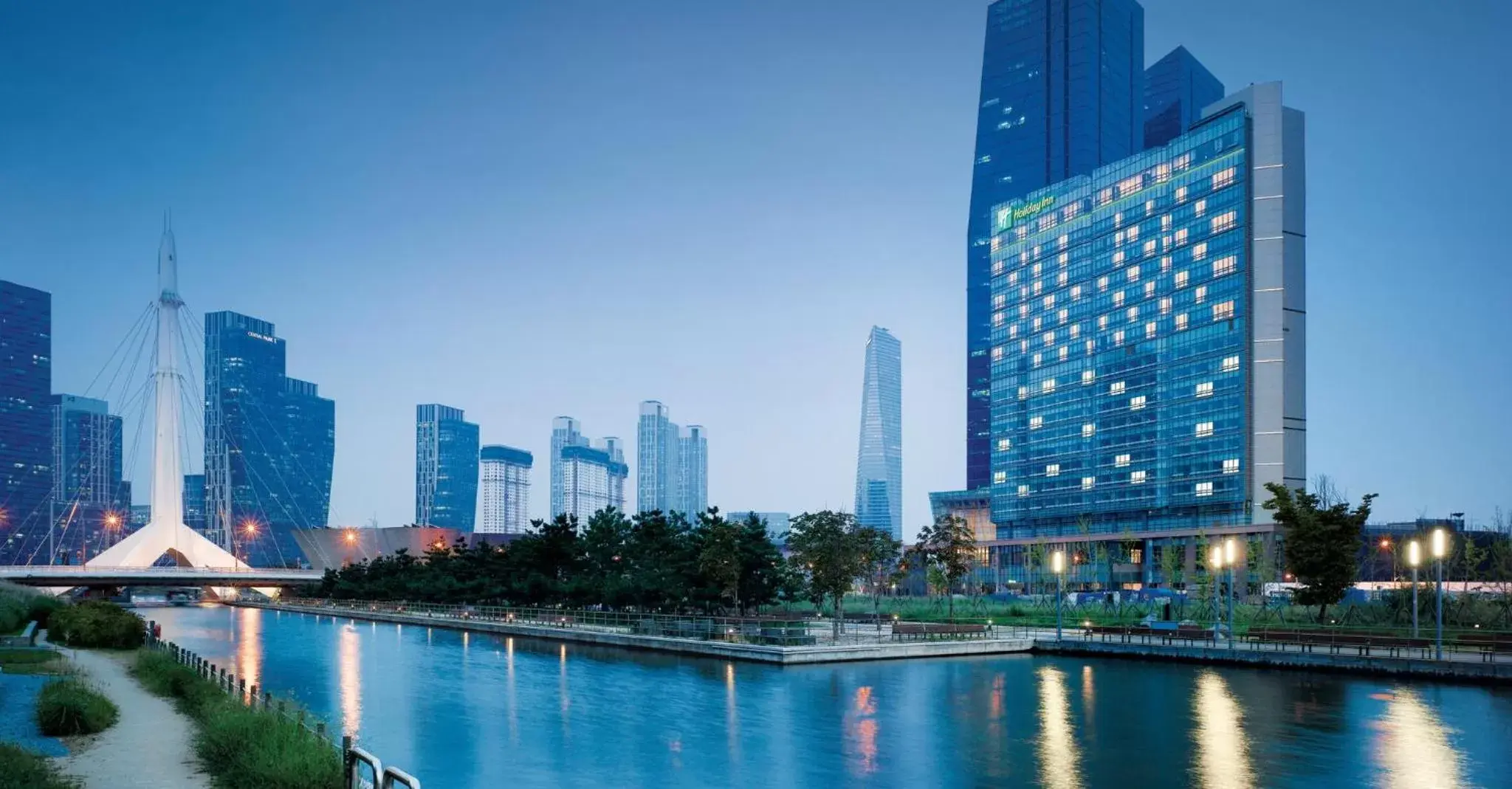 Property building, Swimming Pool in Holiday Inn Incheon Songdo, an IHG Hotel