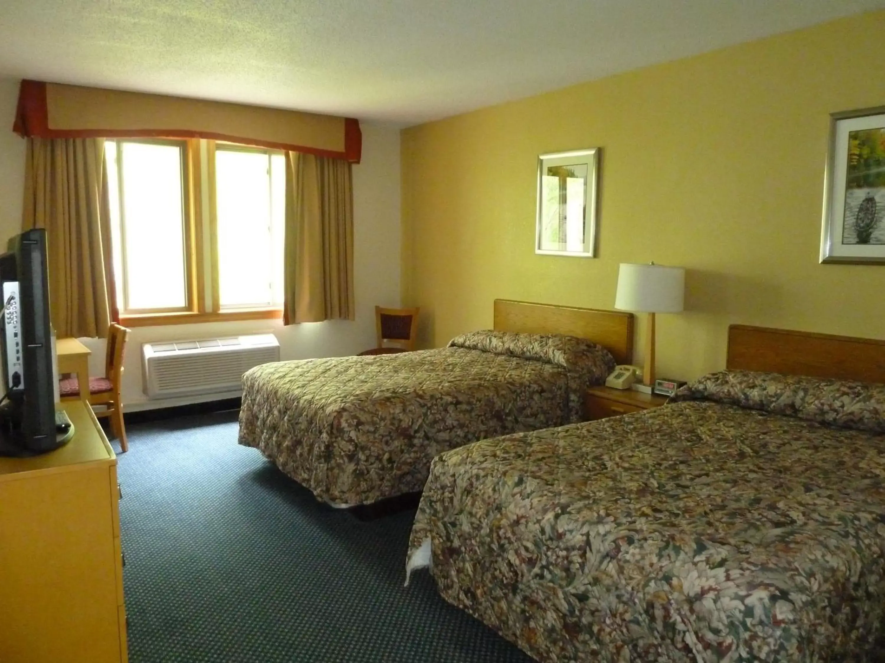 Day, Bed in Katahdin Inn & Suites