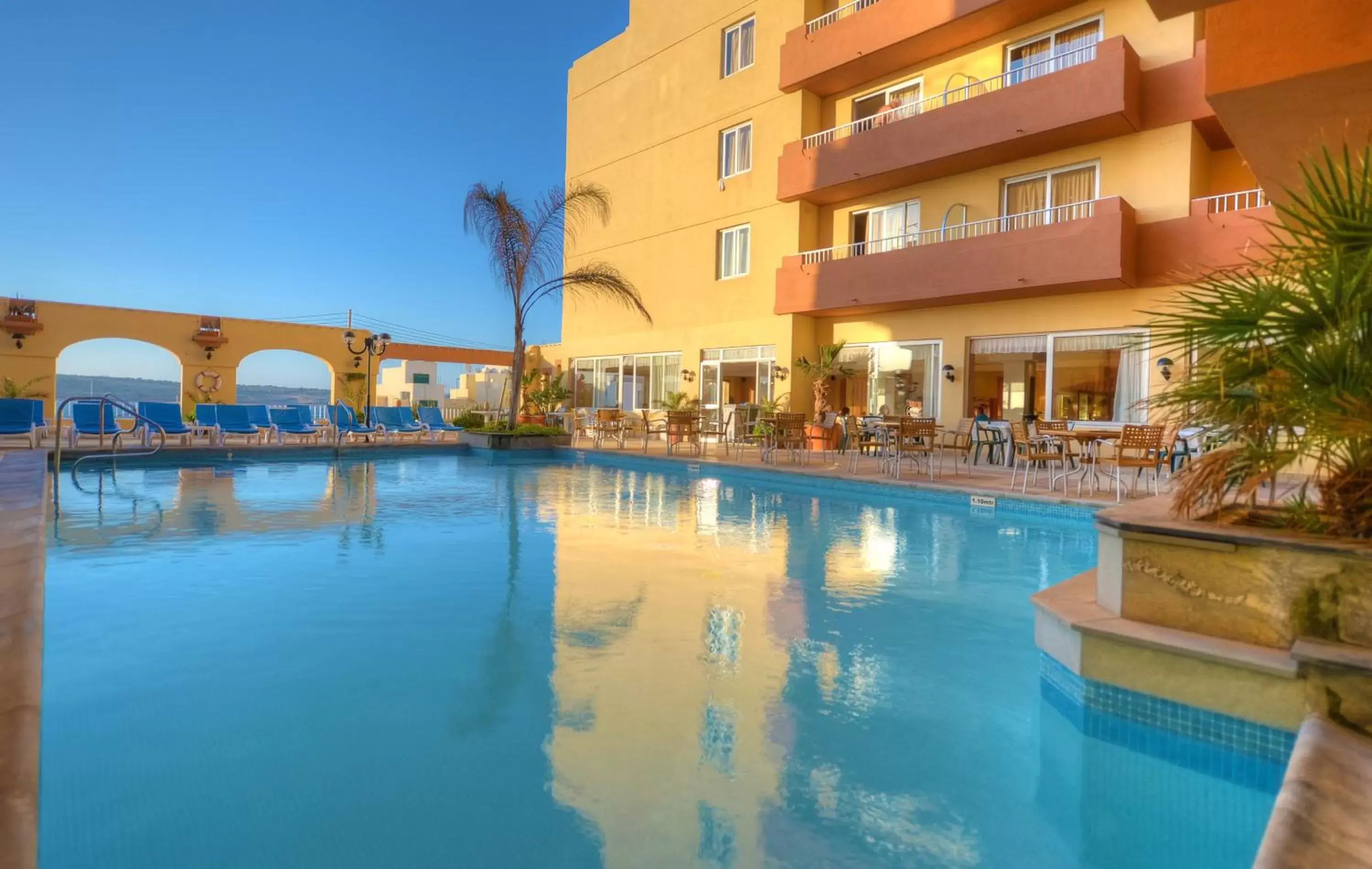 Lounge or bar, Swimming Pool in Luna Holiday Complex