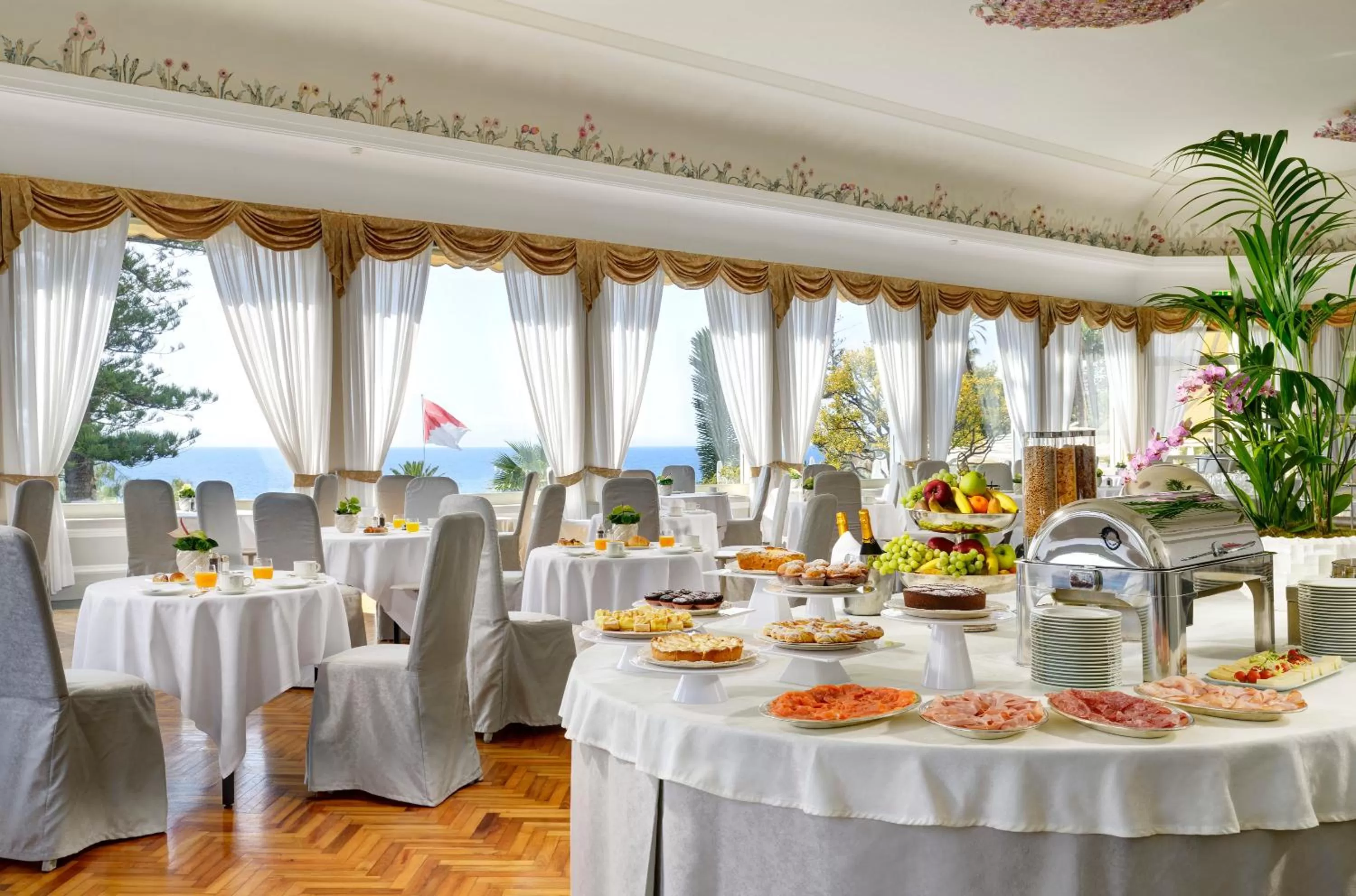 Restaurant/places to eat in Royal Hotel Sanremo
