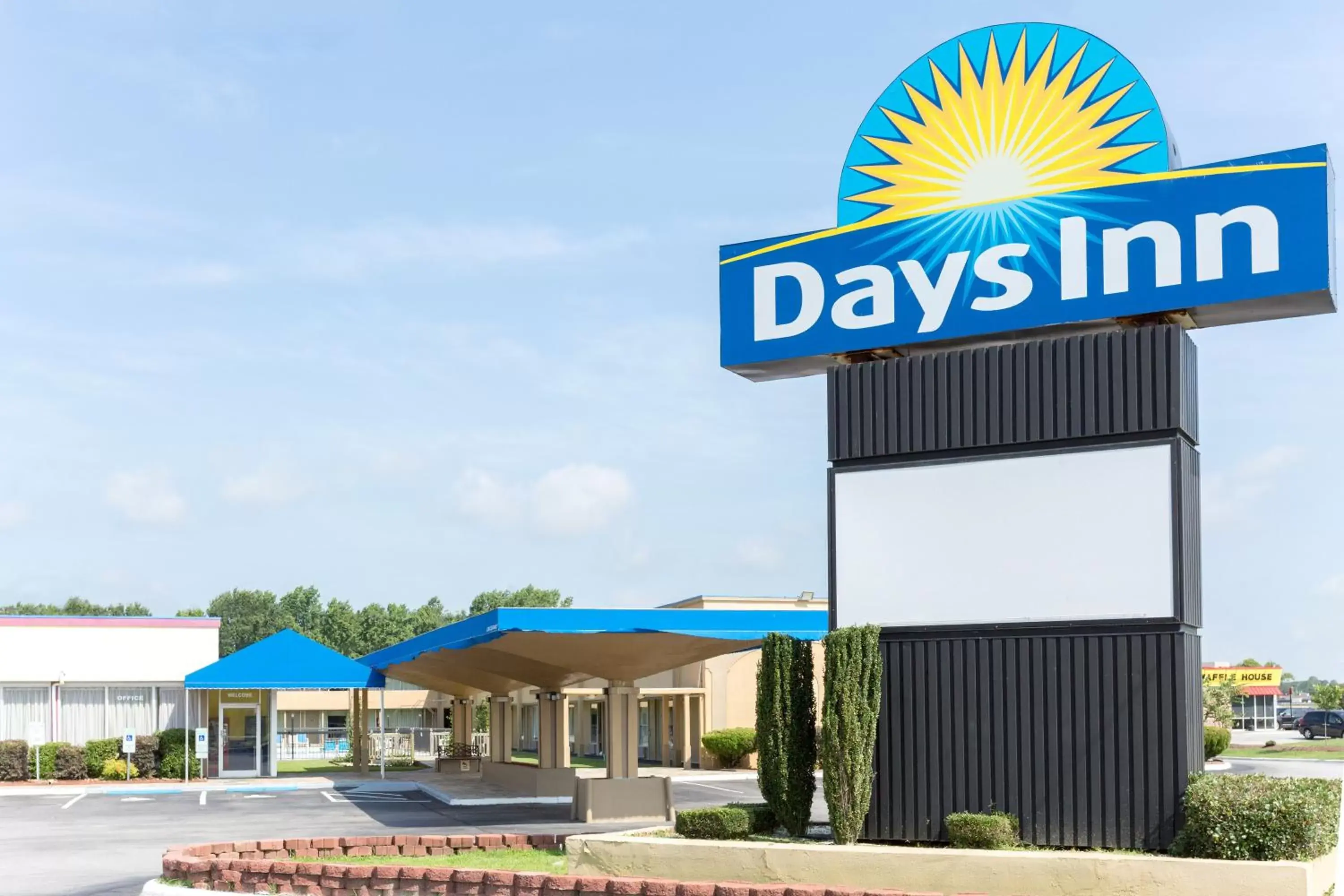 Property Building in Days Inn by Wyndham Washington