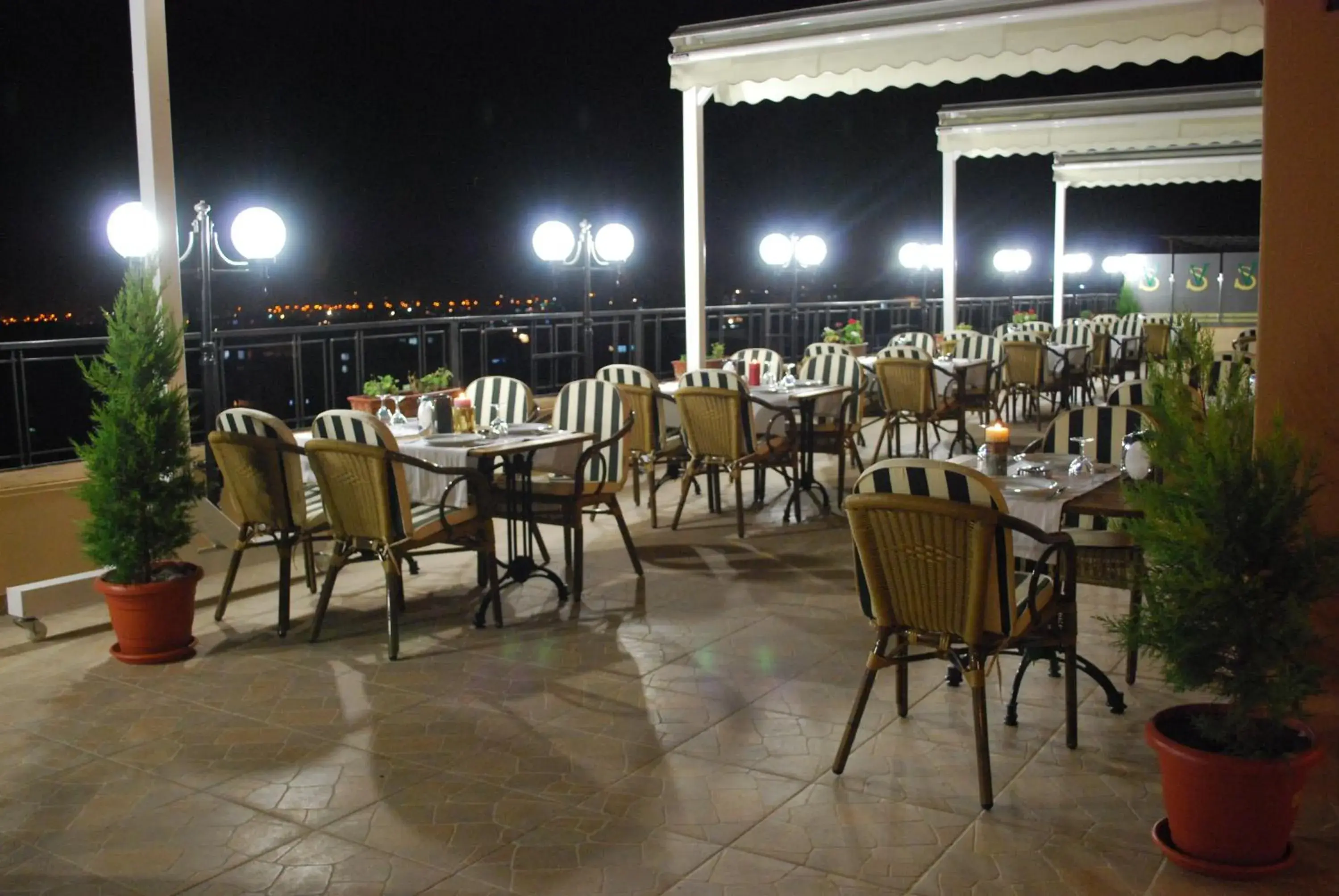 Balcony/Terrace, Restaurant/Places to Eat in SV Business Hotel Diyarbakr