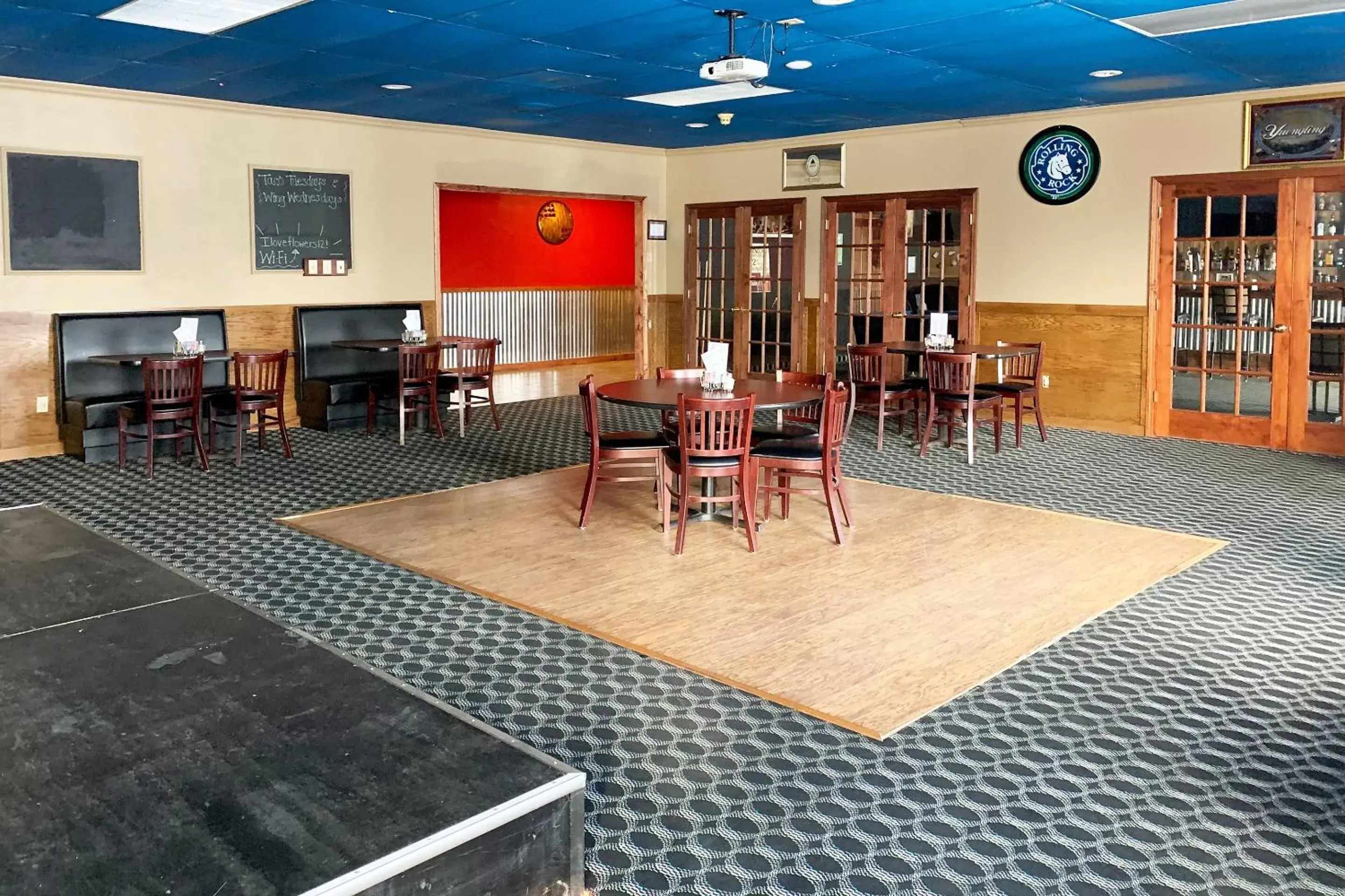 Lounge or bar in Days Inn by Wyndham Conneaut