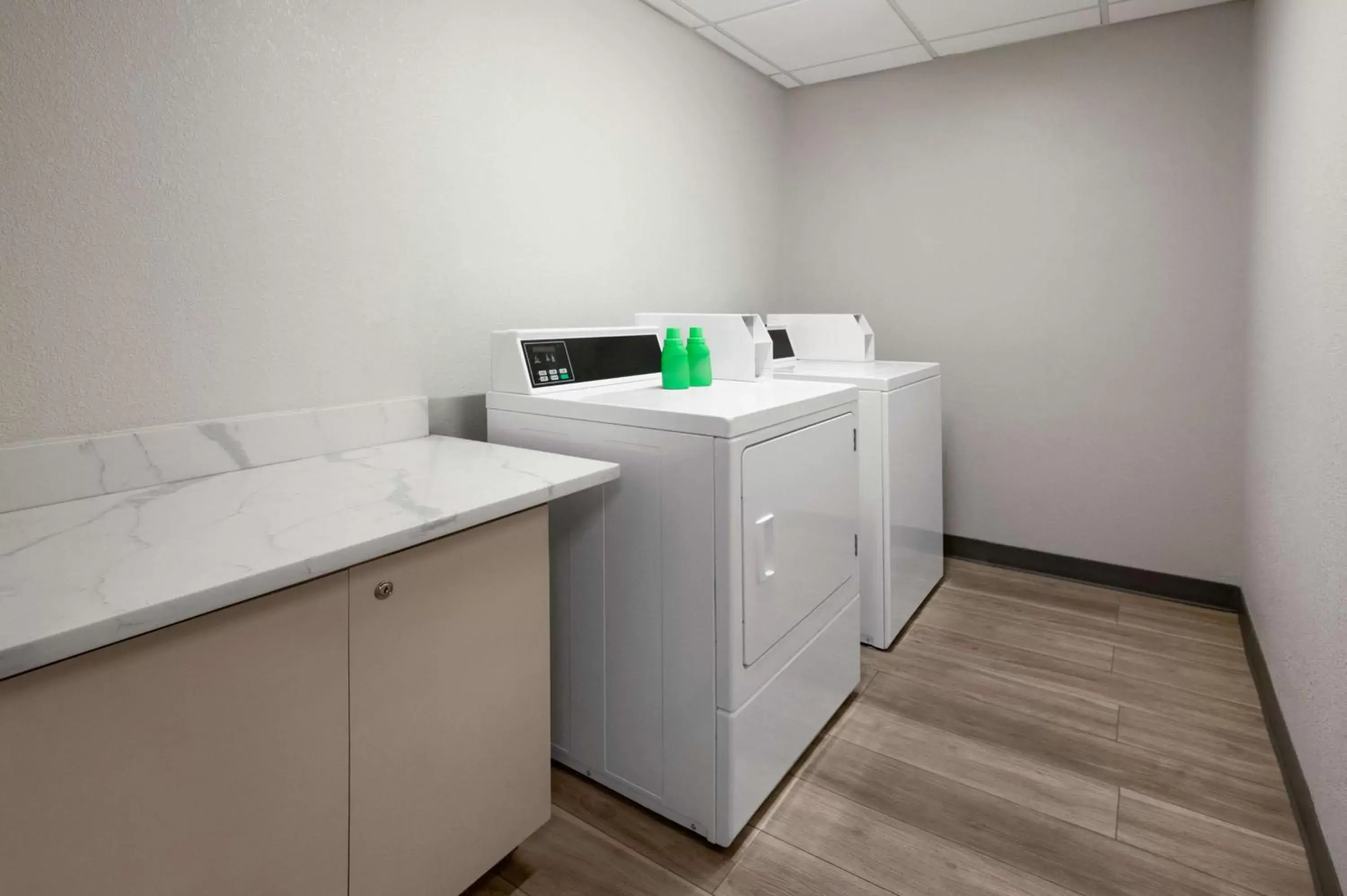 Property building, Bathroom in La Quinta Inn by Wyndham Columbus Dublin