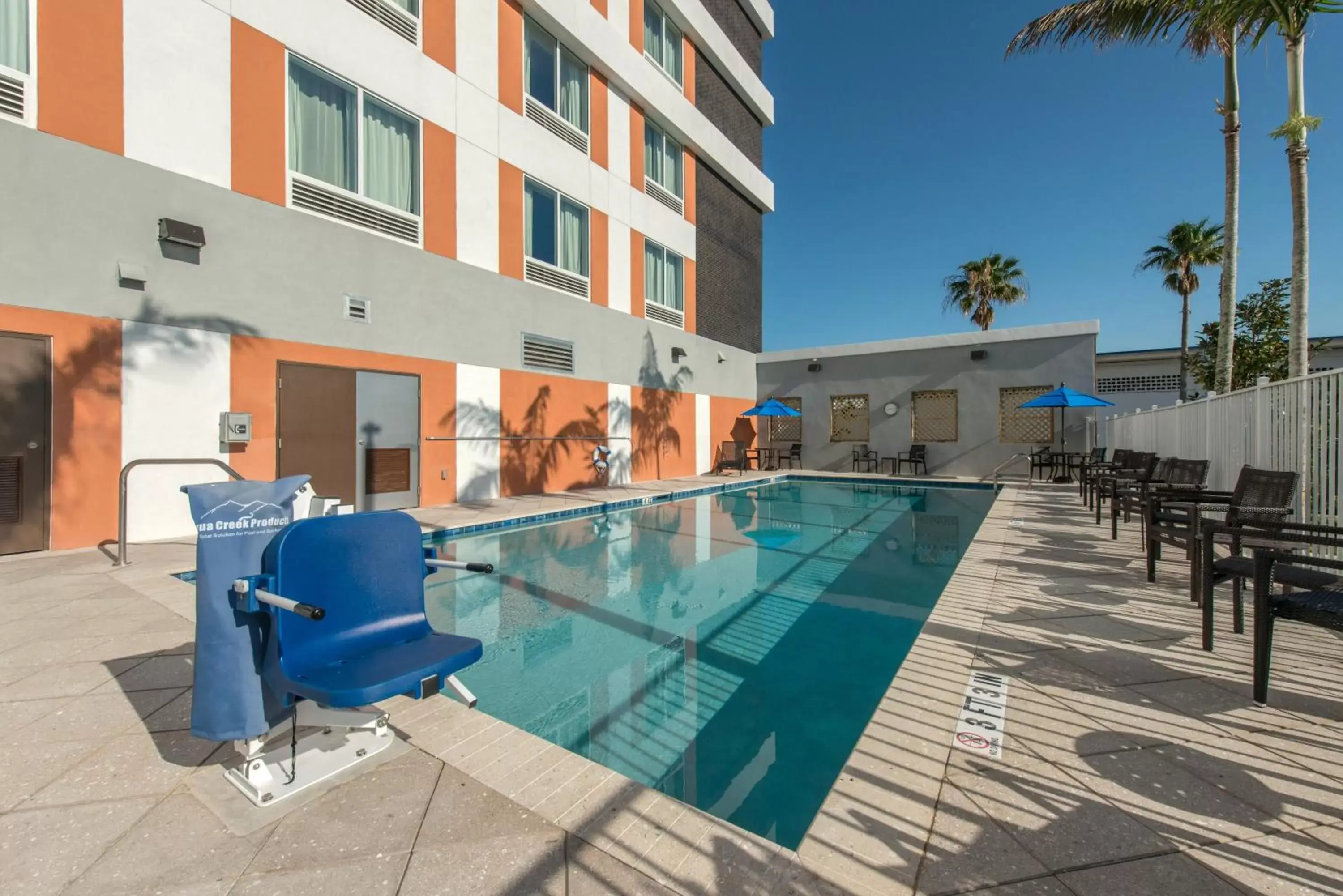 Swimming Pool in Comfort Suites Fort Lauderdale Airport & Cruise Port