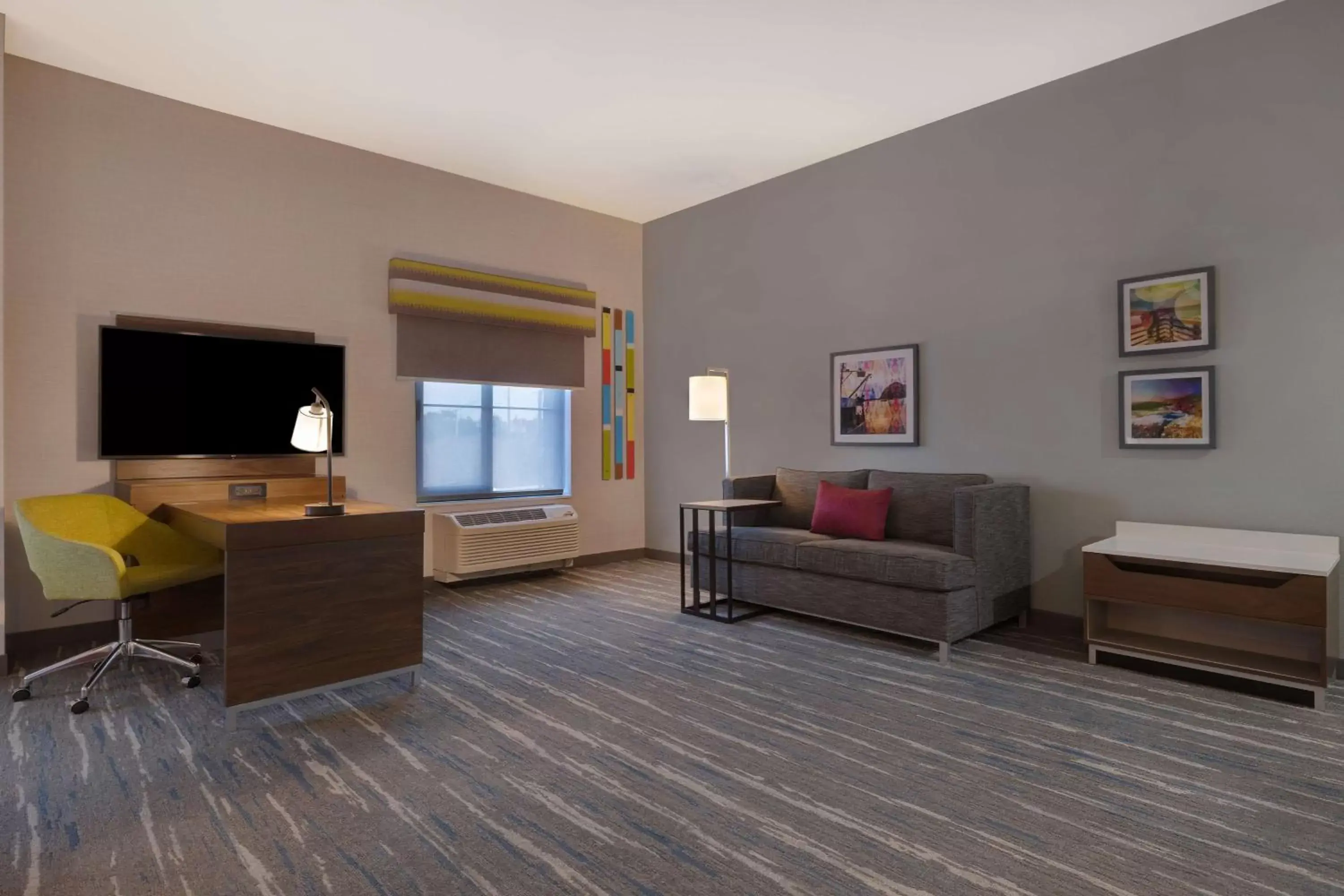 Bedroom, Seating Area in Hampton Inn & Suites Marina