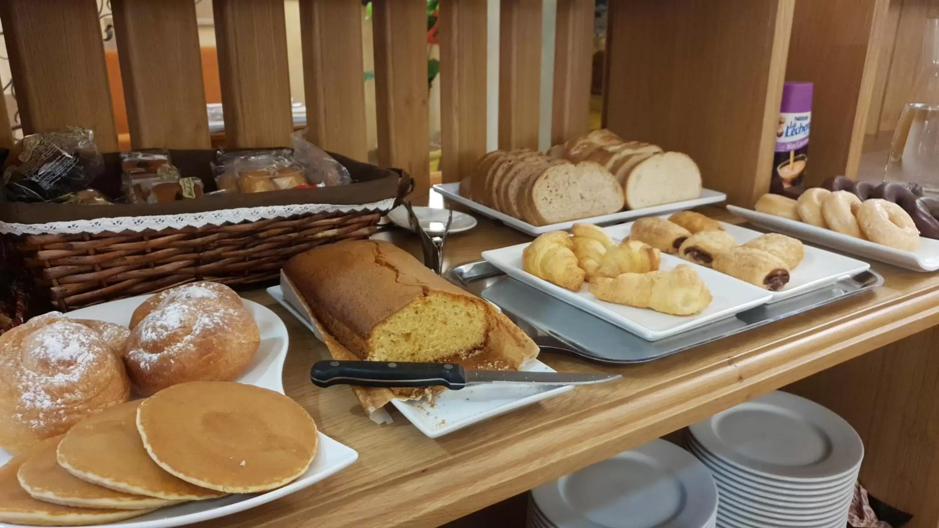 Breakfast in Abadía Burgos Camino Santiago