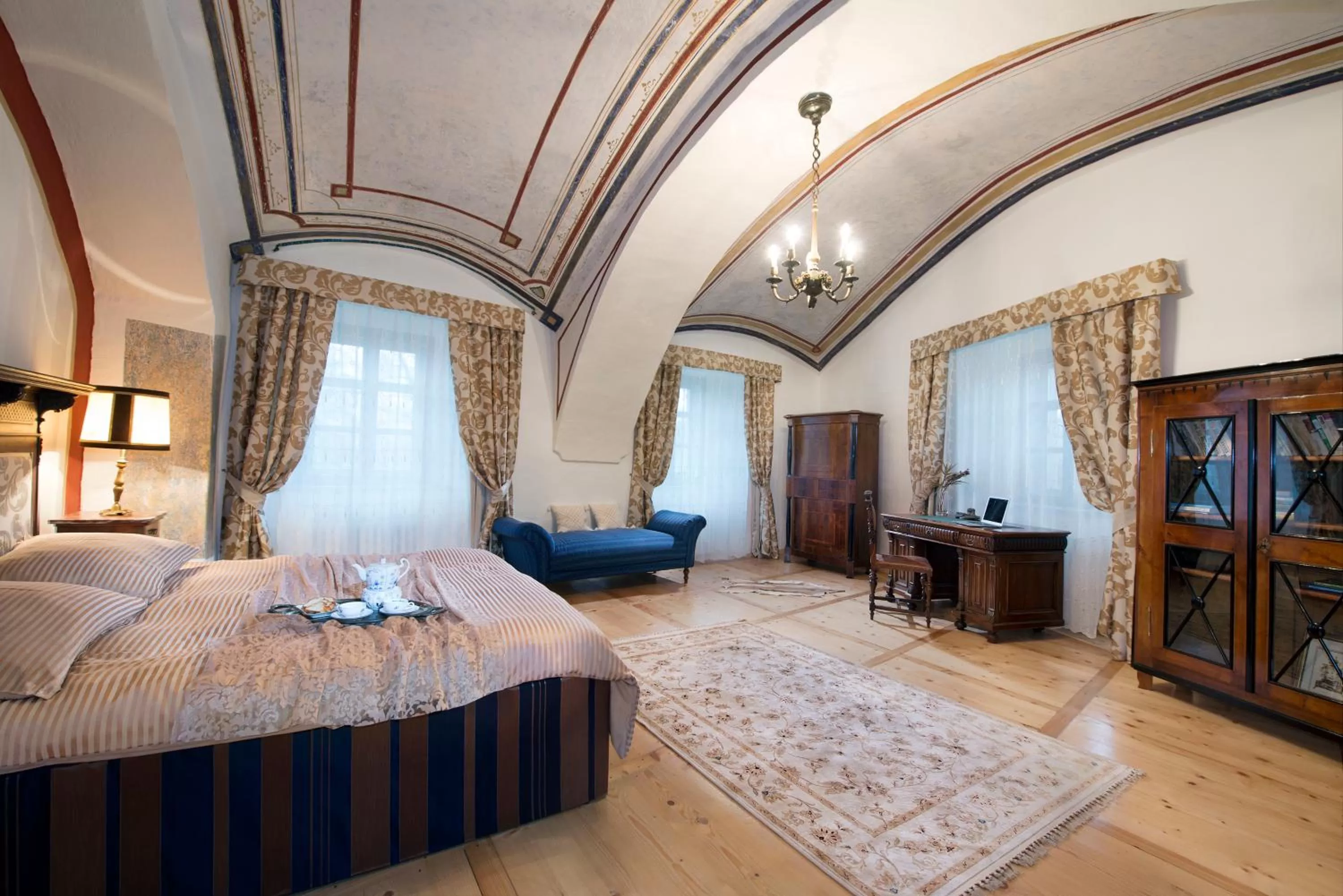 Photo of the whole room, Bed in Chateau GrandCastle