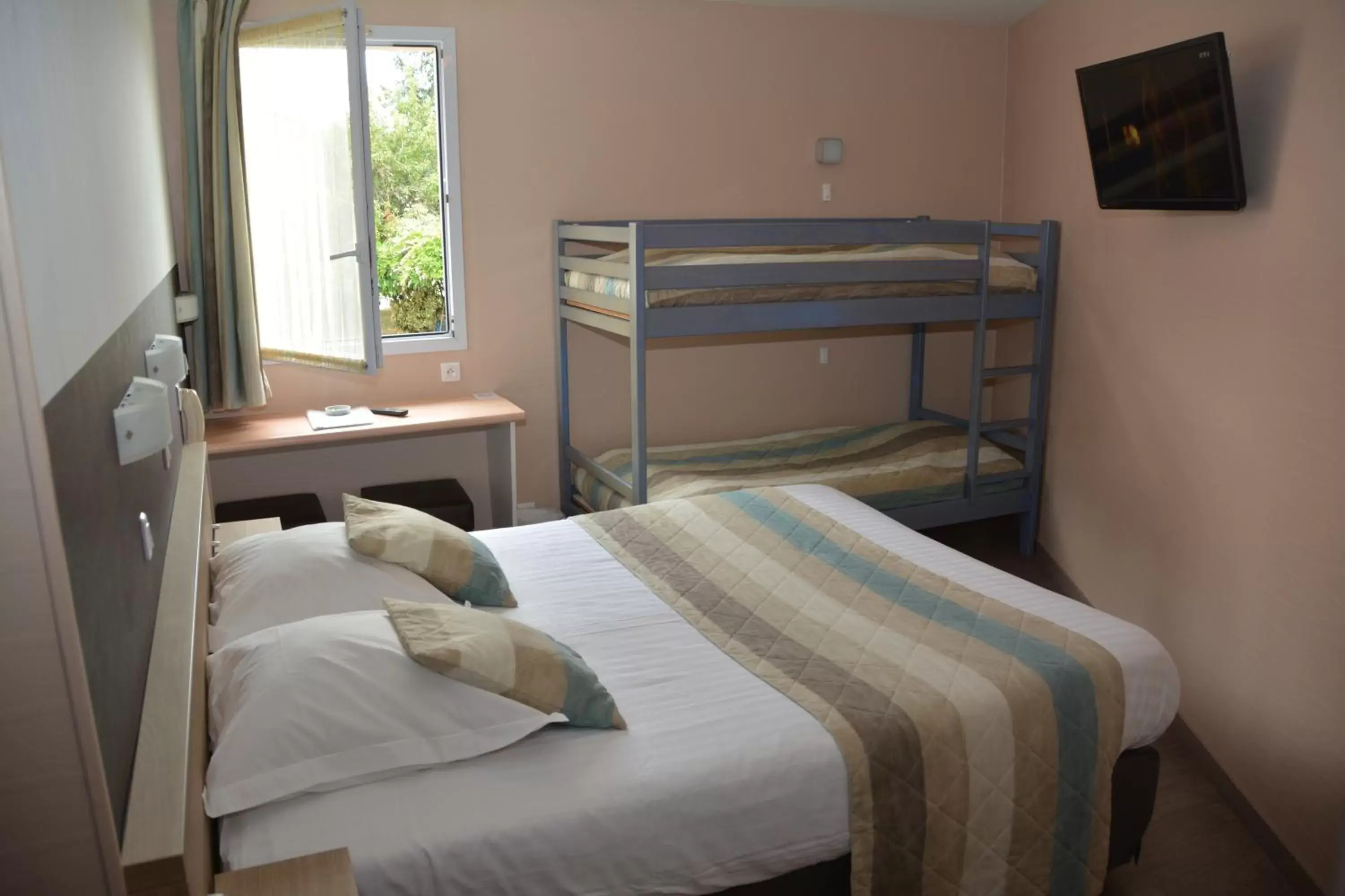 Photo of the whole room, Bunk Bed in Logis Hôtel Bellevue