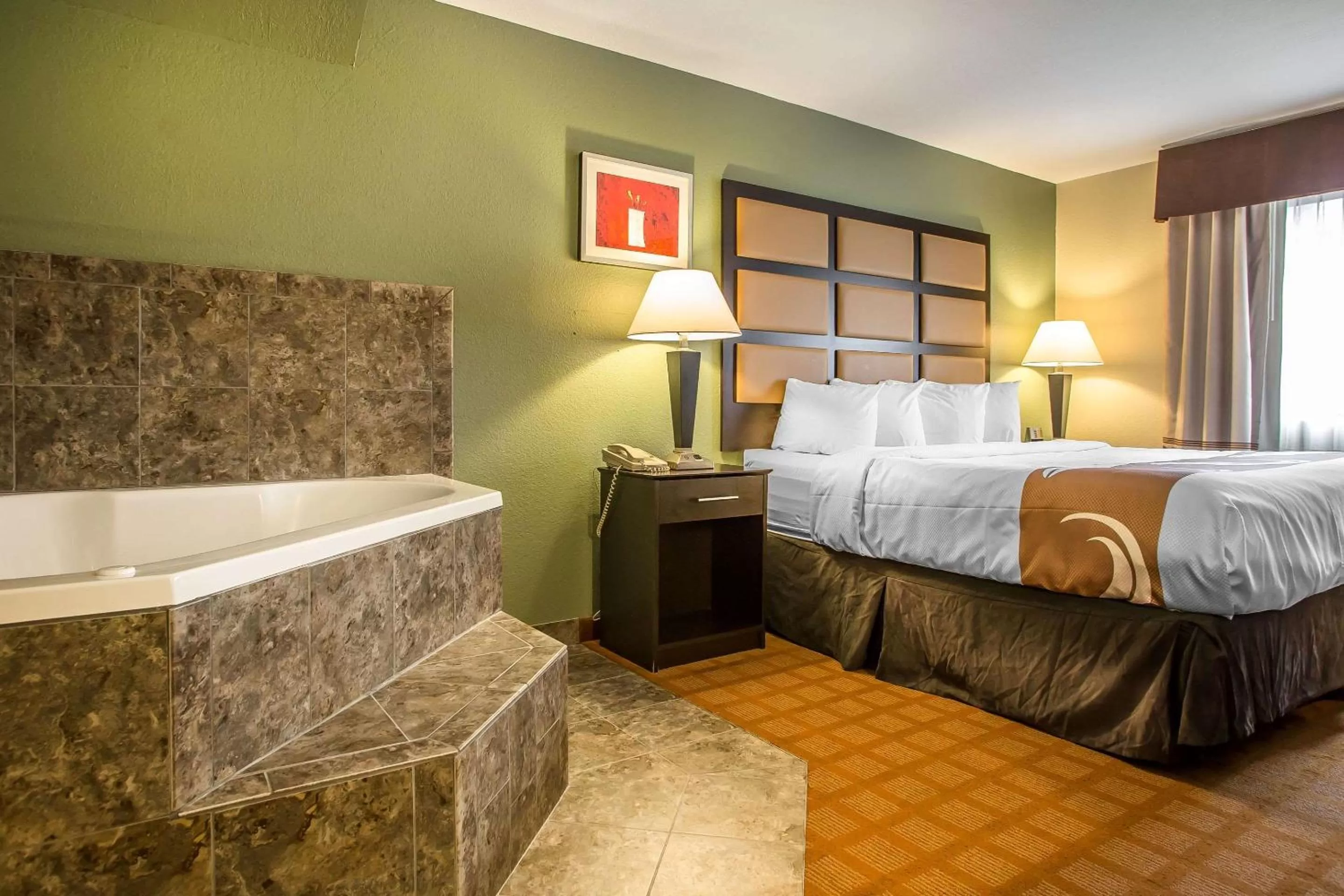 Photo of the whole room, Bed in Quality Inn & Suites Marinette