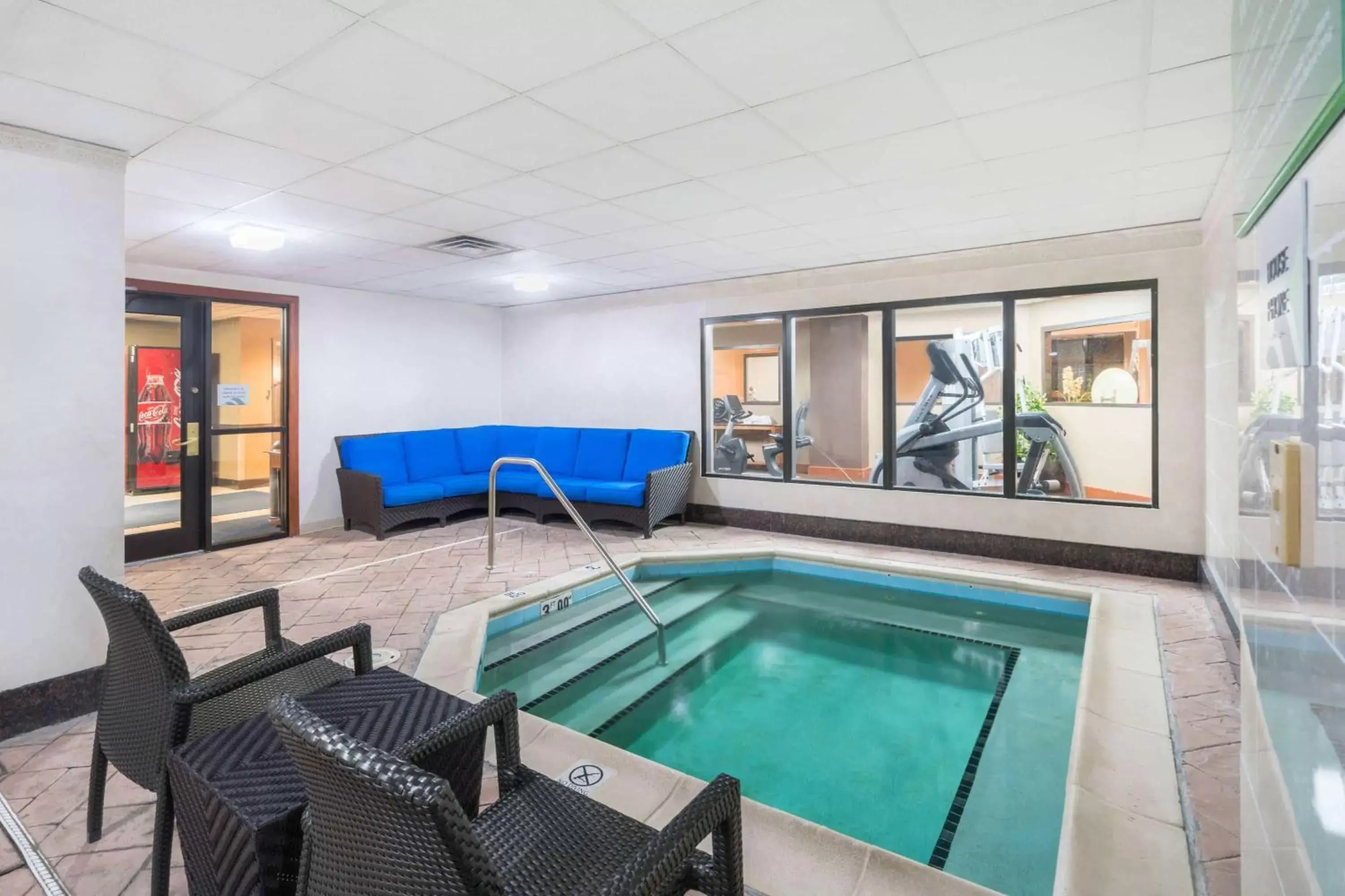 Hot Tub, Swimming Pool in Wingate by Wyndham (Lexington, VA)