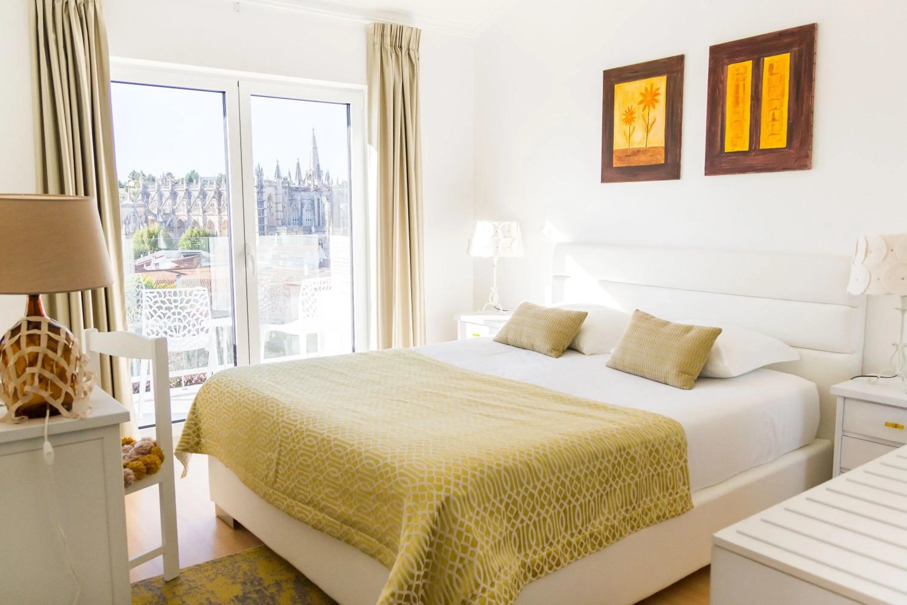 Landmark view, Bed in Boutique Hotel Casa do Outeiro - Arts & Crafts