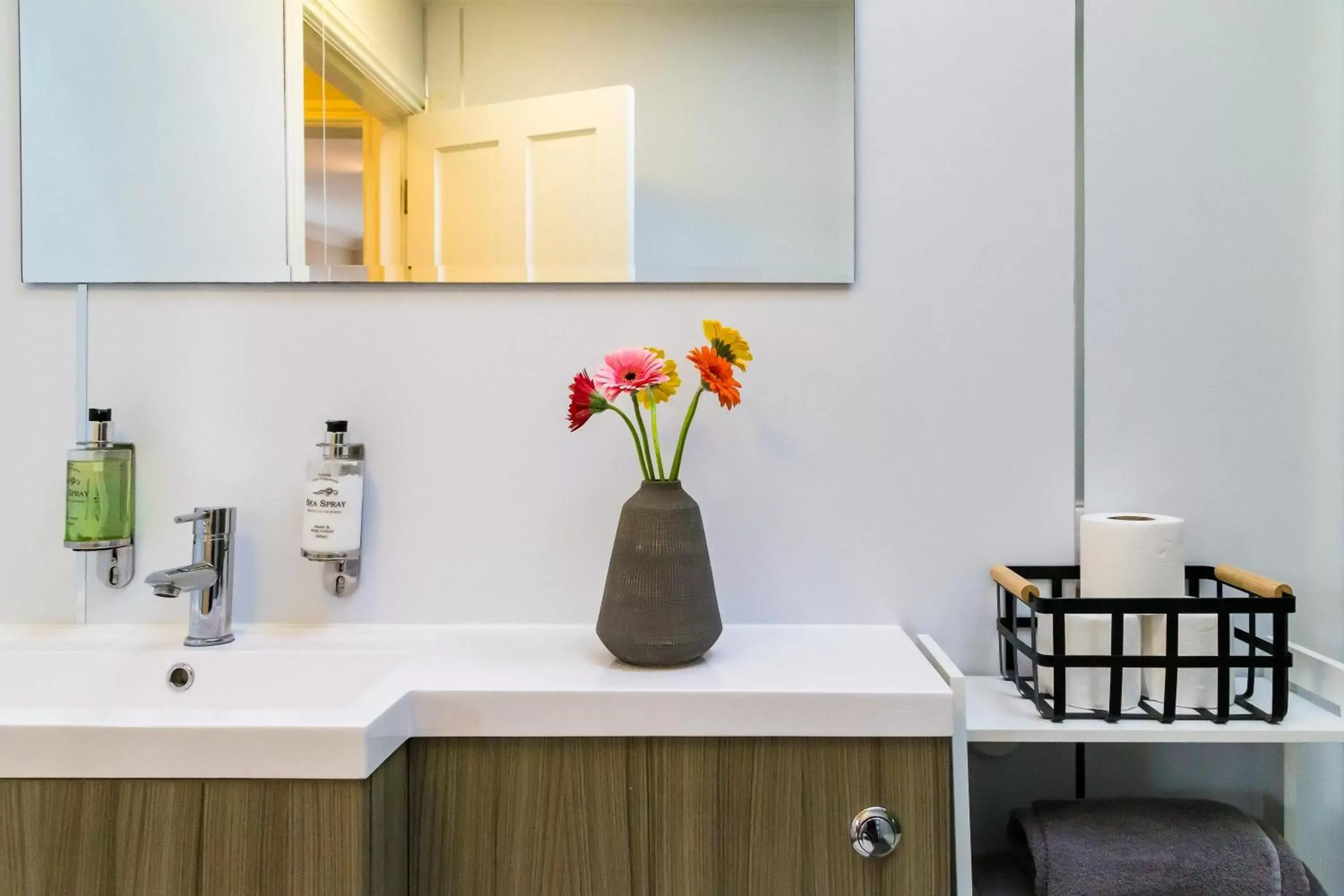 Bathroom, Kitchen/Kitchenette in Goodramgate Apartments