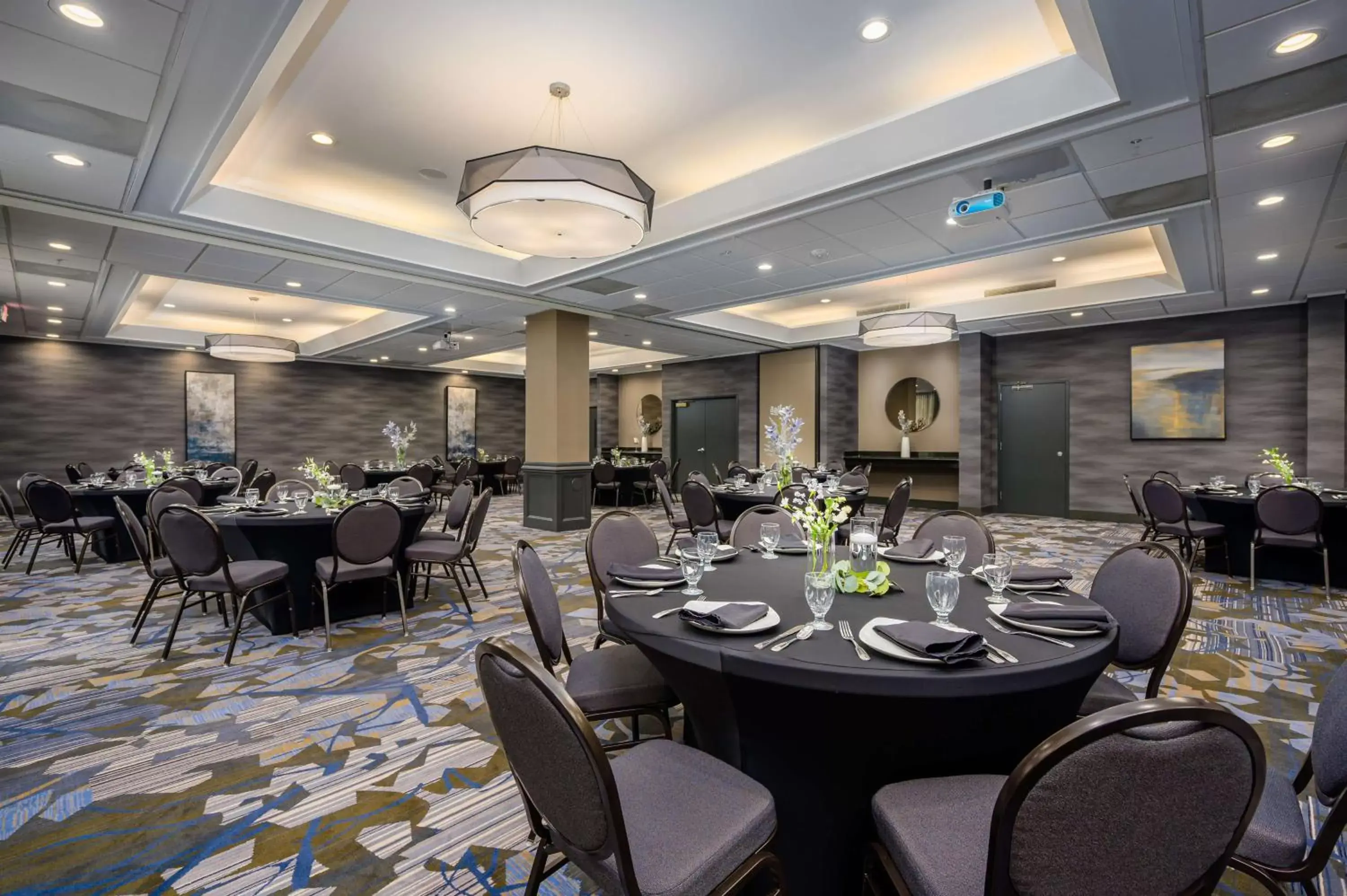 Meeting/conference room, Restaurant/Places to Eat in DoubleTree by Hilton Raleigh Midtown, NC