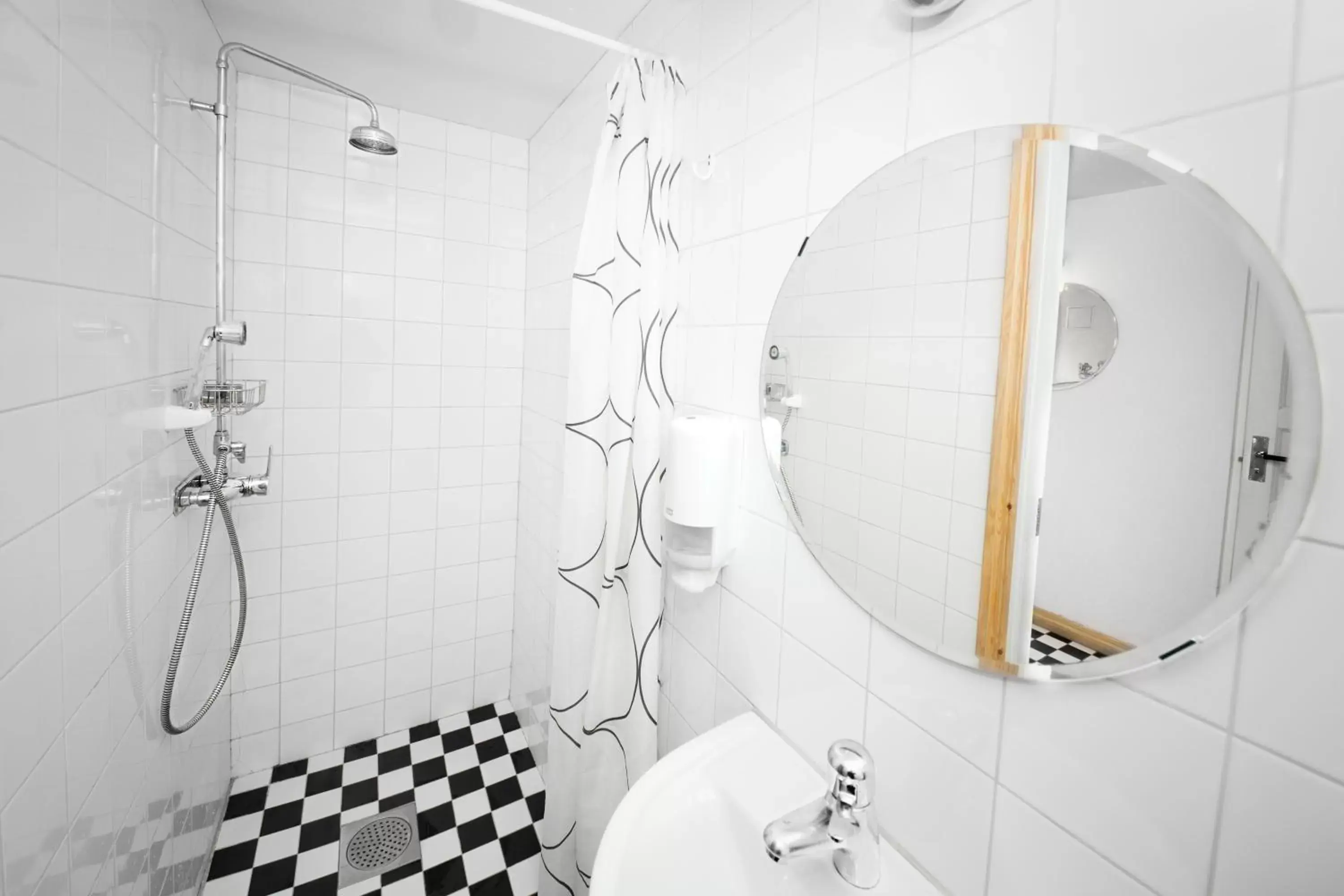 Shower, Bathroom in City Backpackers Hostel